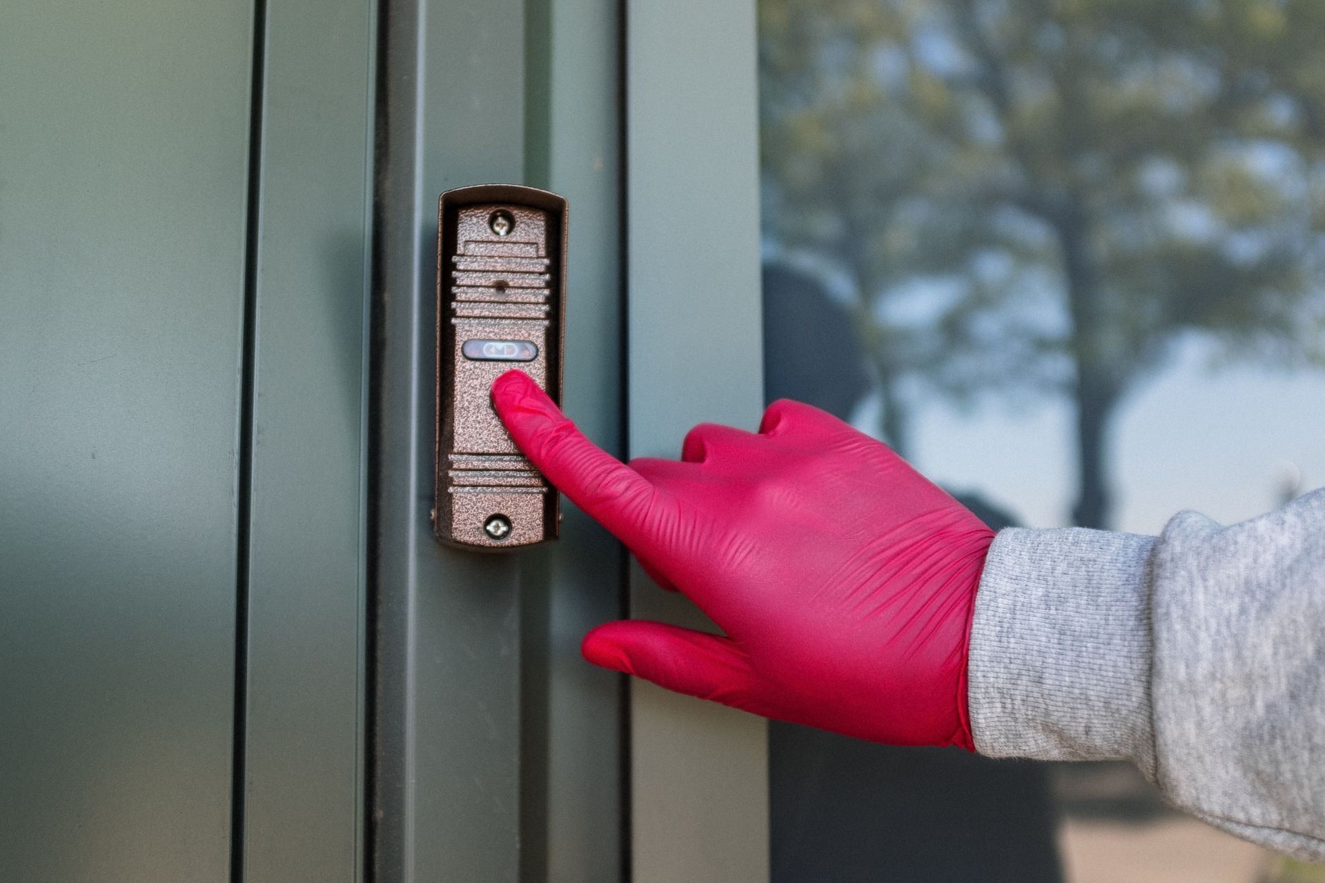 Smart doorbells are one of the must-own tech gadgets (Image via Pexels)
