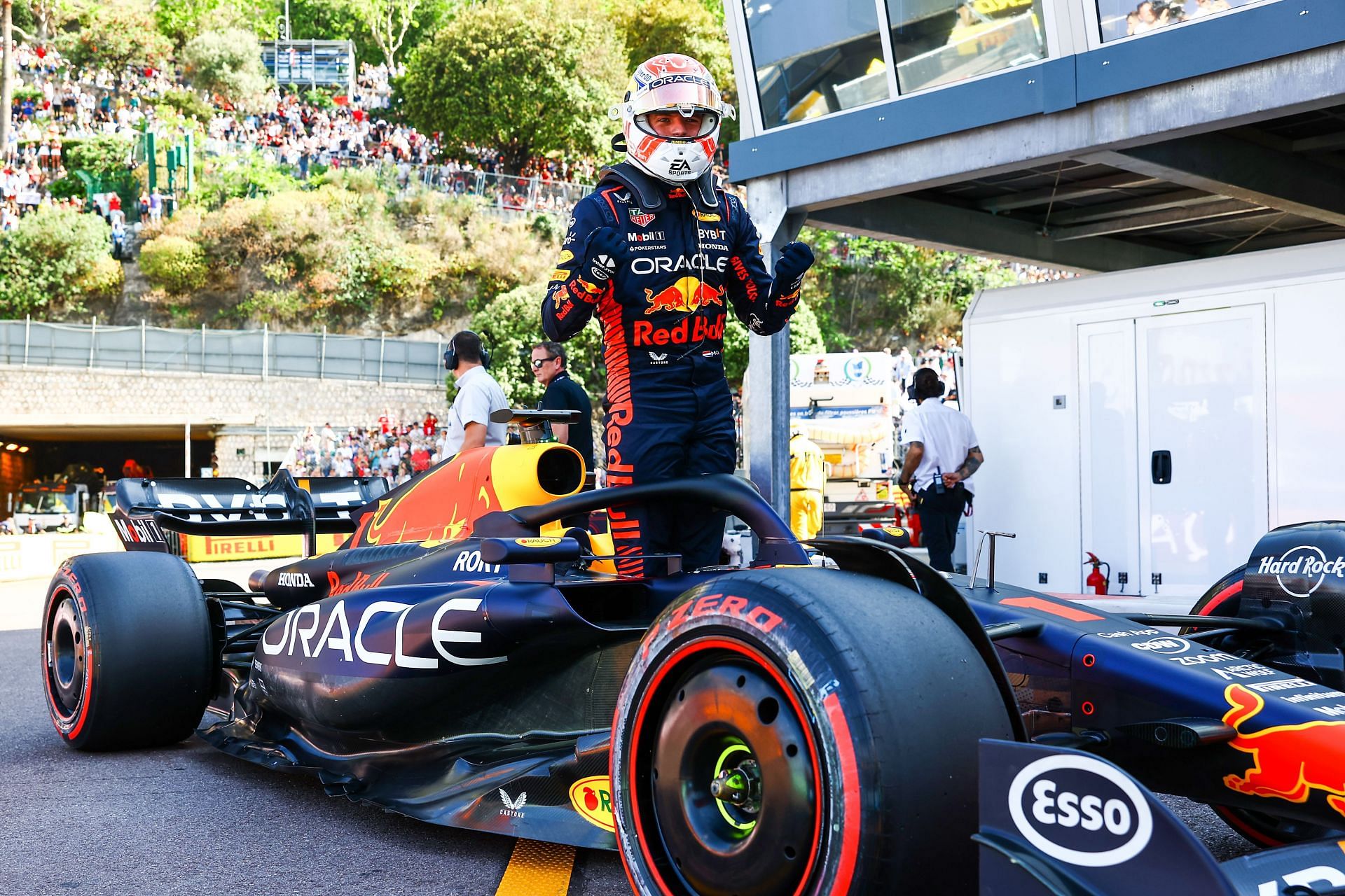 Tay đua Max Verstappen của Red Bull ăn mừng sau khi giành vị trí pole tại Monaco F1 GP 2023. (Ảnh của Mark Thompson/Getty Images)