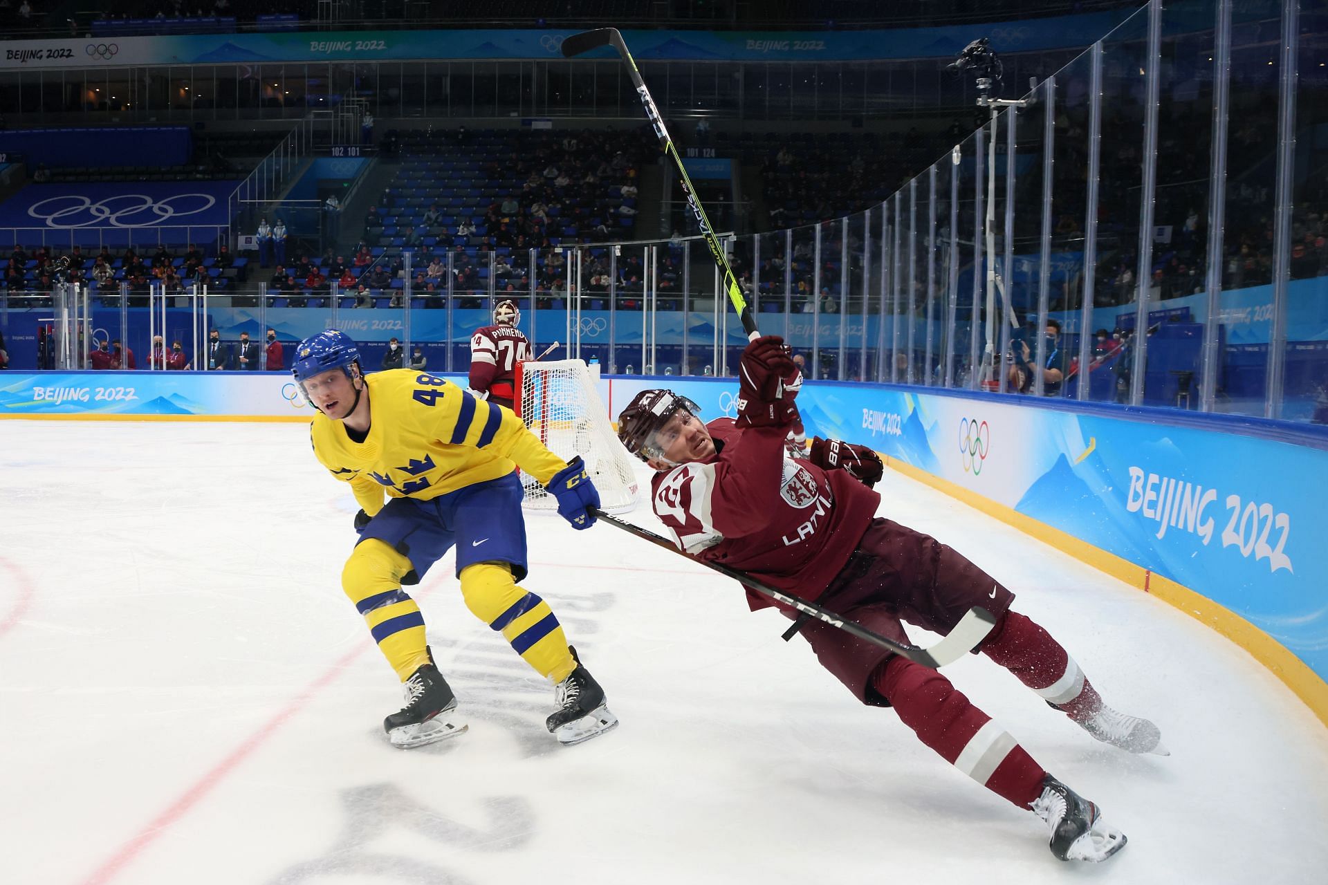 Latvija šokēja Zviedriju ar uzvaru 3:1 IIHF Pasaules ceturtdaļfinālā, šokēti hokeja līdzjutēji “izmeta mūsu televizoru pa logu”