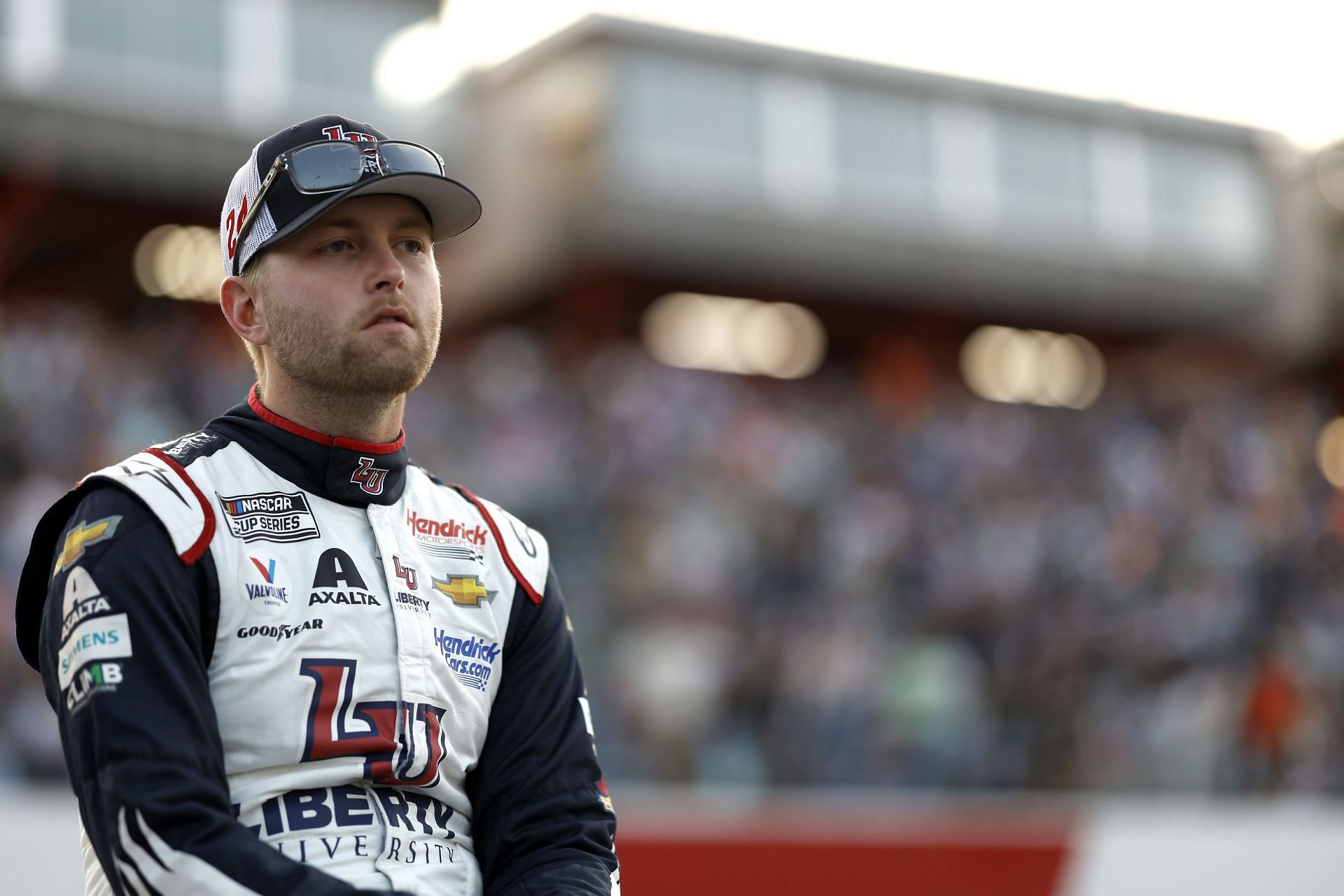 A NASCAR X-Finity futamot hétfő délutánra ütemezték, miután Charlotte-ban rossz idő volt, William Byron az 1.