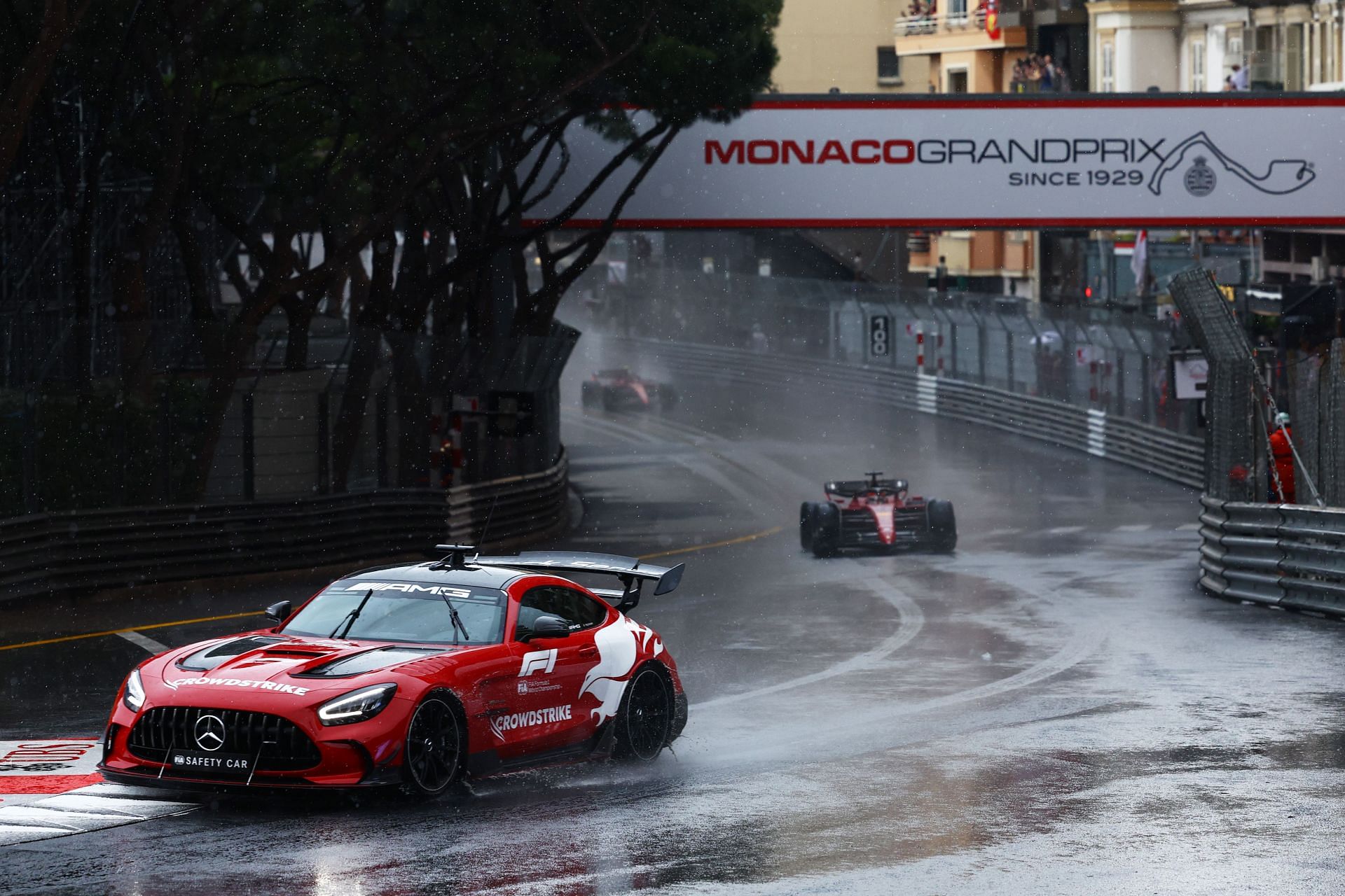 Xe an toàn của FIA dẫn đầu sân trong một vòng đội hình trong 2022 Monaco F1 Grand Prix (Ảnh của Mark Thompson/Getty Images)
