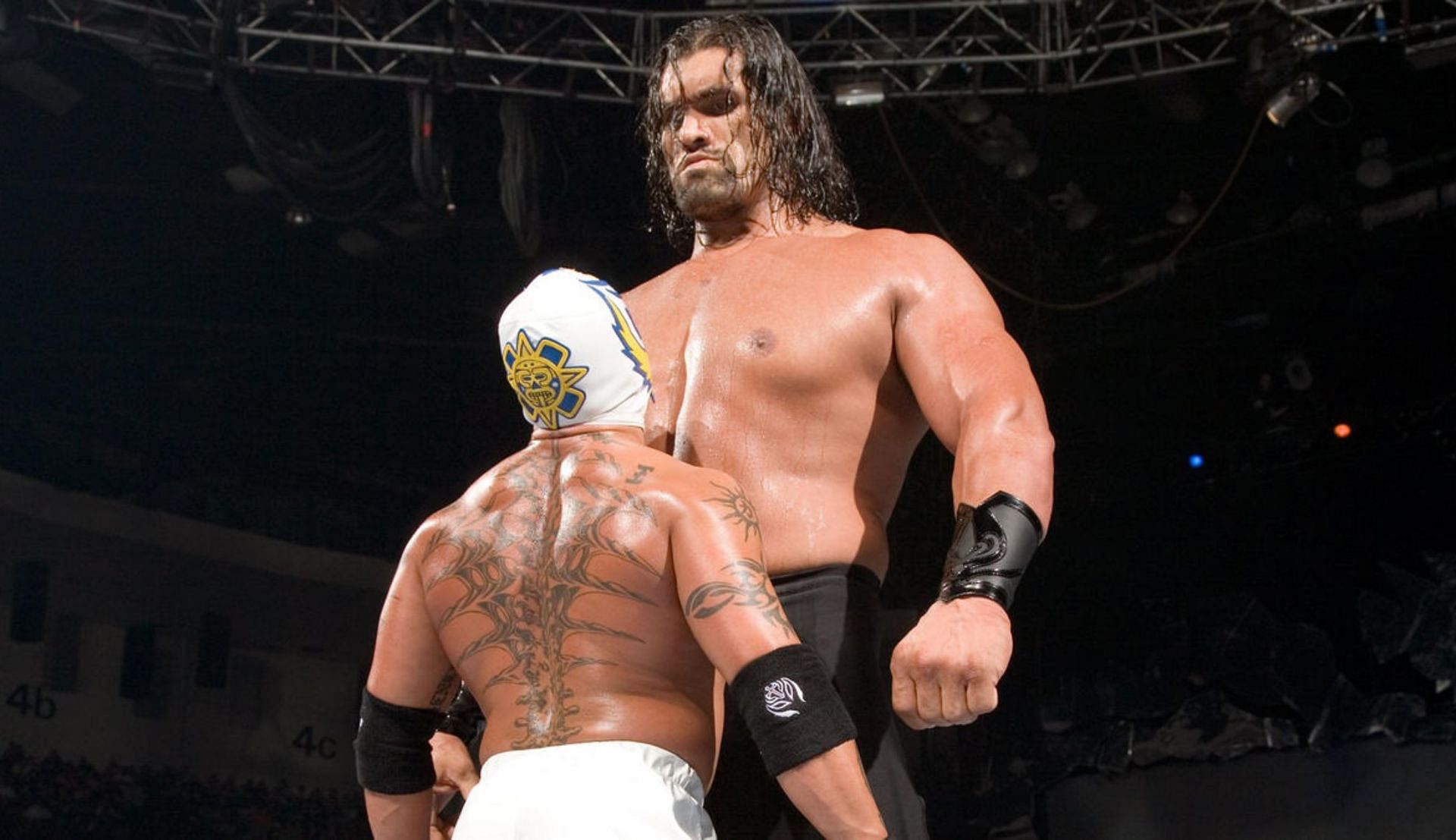 WWE दिग्गज द ग्रेट खली ने रे मिस्टीरियो की हालत खराब की हुई है 