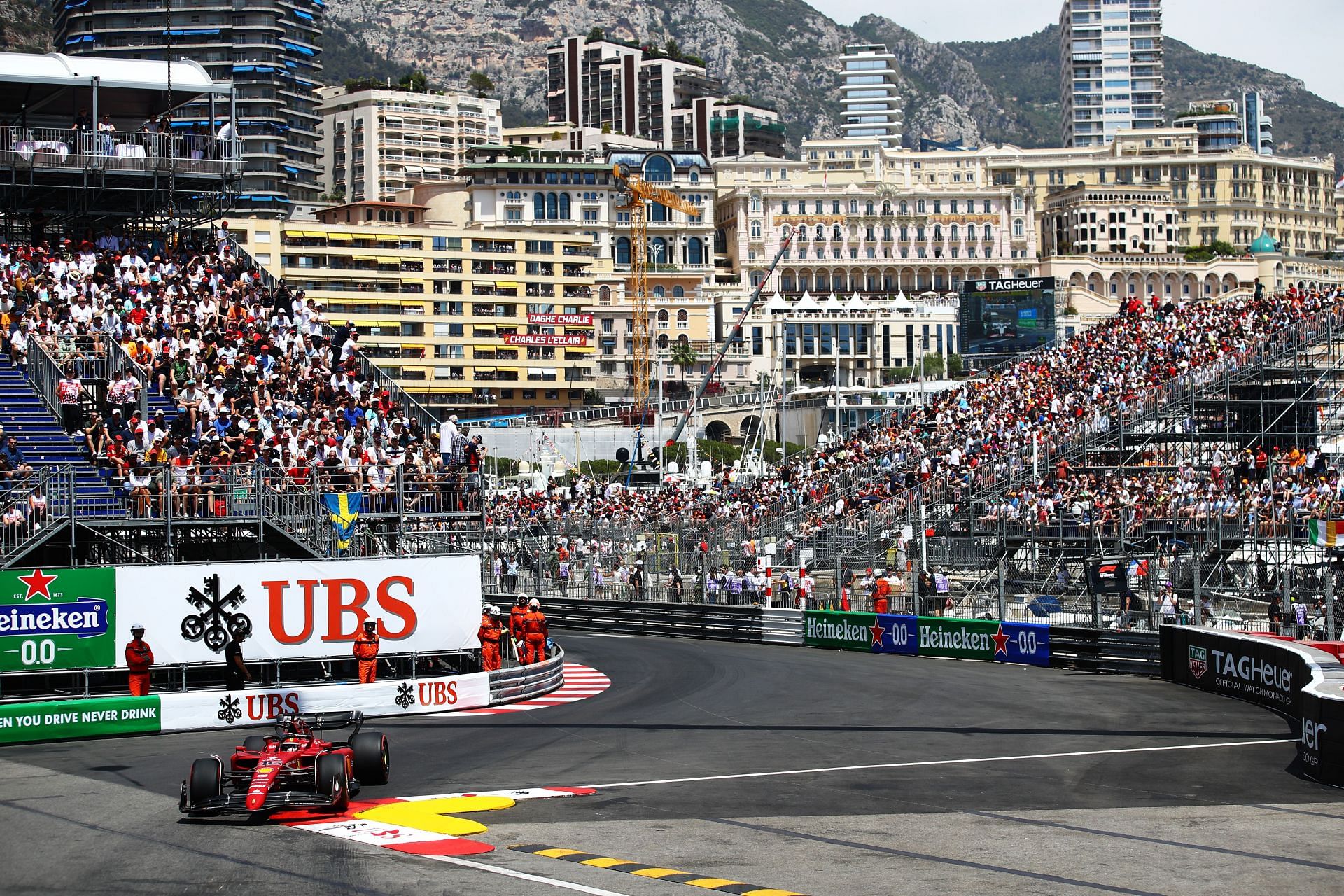 Charles Leclerc của Monaco lái xe trên đường đua trong buổi tập cuối cùng trước Giải Grand Prix Monaco F1 vào ngày 28 tháng 5 năm 2022, tại Monte-Carlo, Monaco.  (Ảnh của Eric Alonso/Getty Images)