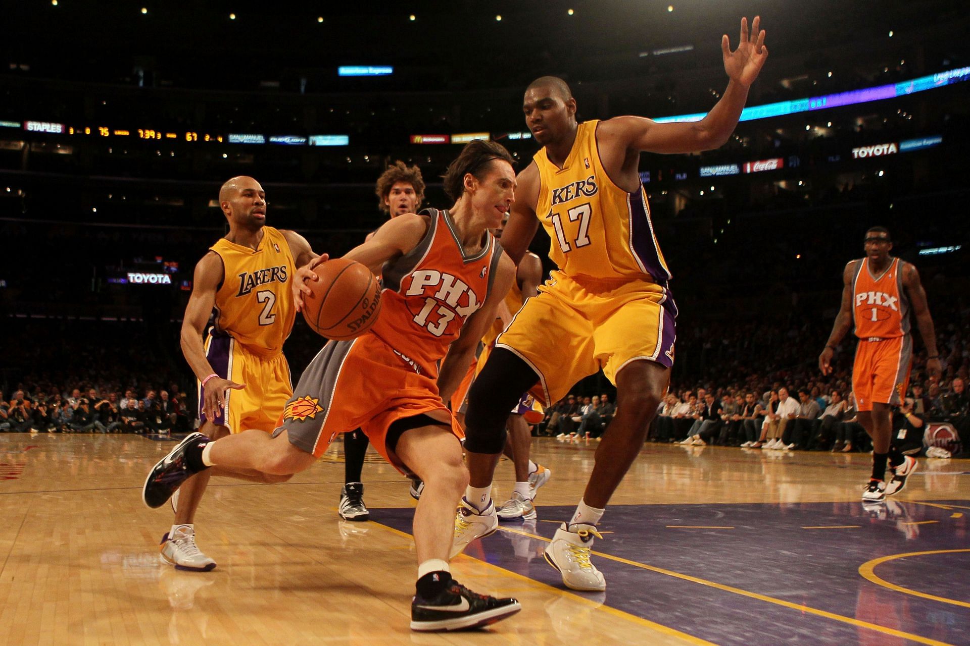Nash là một trong những cầu thủ NBA vĩ đại nhất mọi thời đại (Ảnh qua Getty Images)