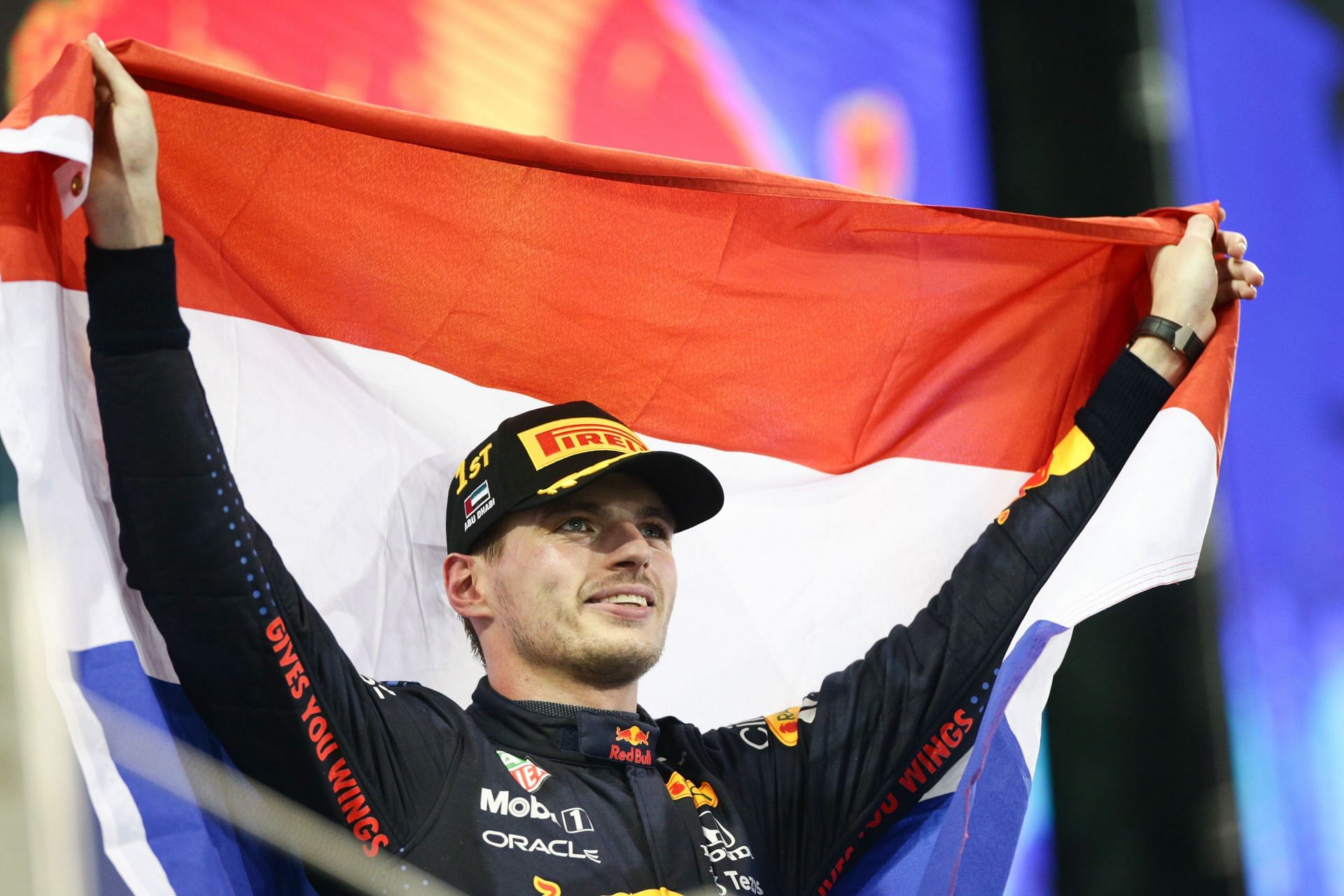 Koning Willem-Alexander tijdens het kijken naar de laatste confrontatie van Max Verstappen en Lewis Hamilton in de Abu Dhabi Formula 1 Grand Prix 2021