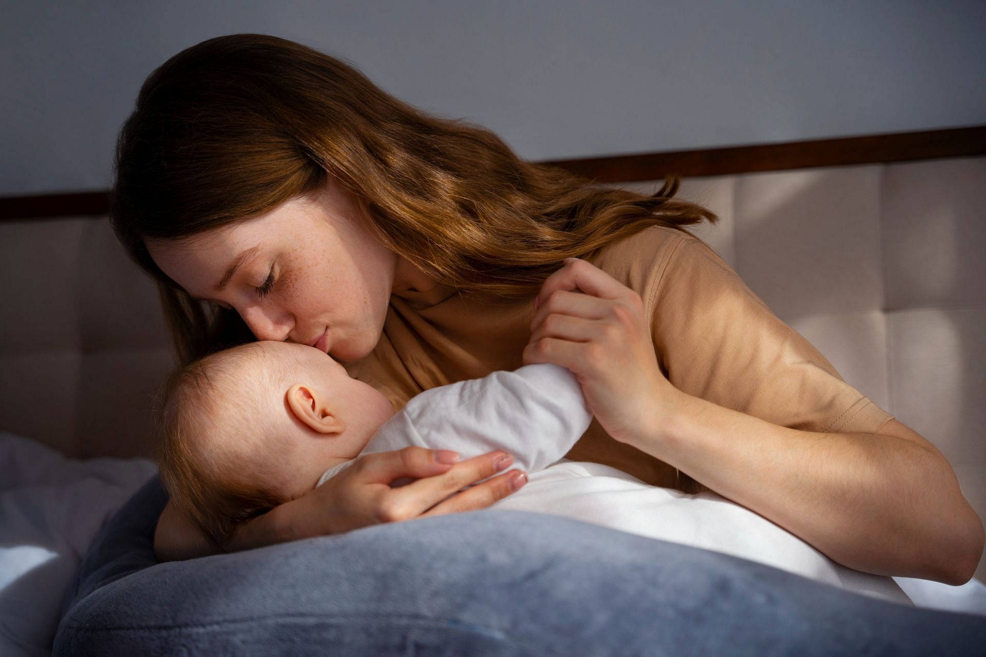 One of the primary benefits of co-sleeping is the layer of protection it adds for the baby. (Image via Freepik/ Freepik)