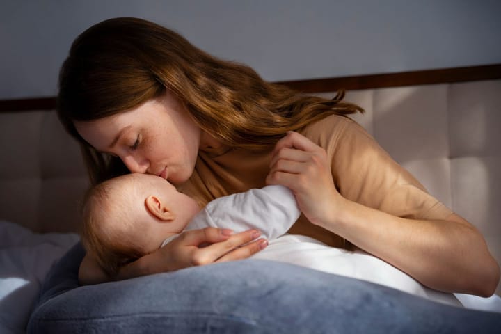 One of the primary benefits of co-sleeping is the layer of protection it adds for the baby. (Image via Freepik/ Freepik)