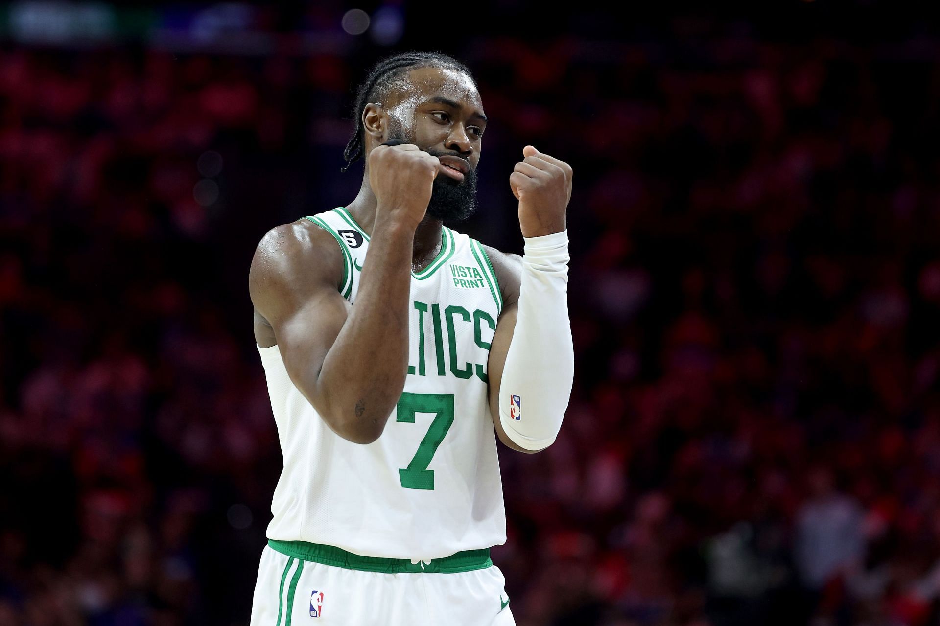 لم يعد Jaylen Brown مدرجًا في تقرير الإصابة (الصورة من Getty Images)