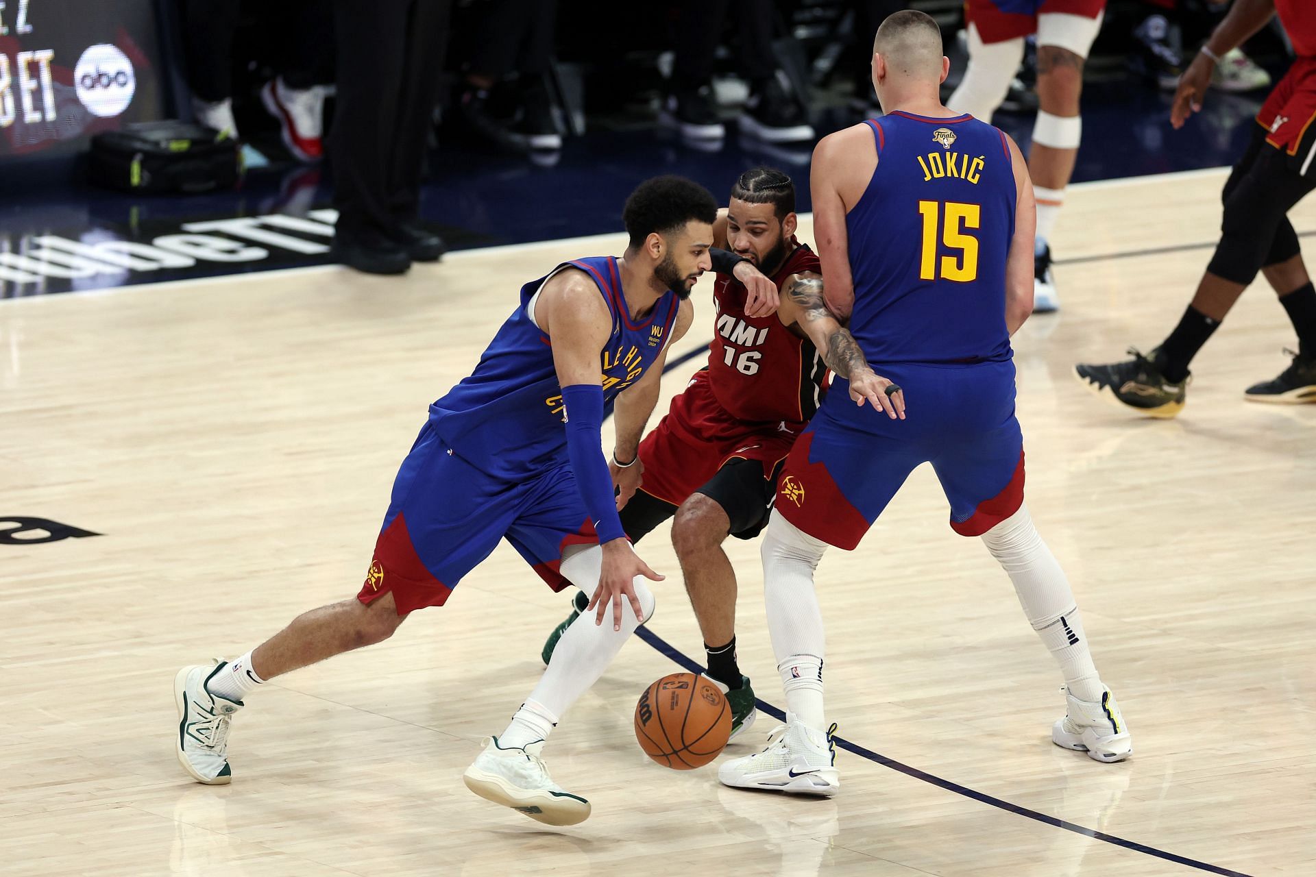Jamal Murray và Nikola Jokic của Denver Nuggets đấu với Miami Heat.