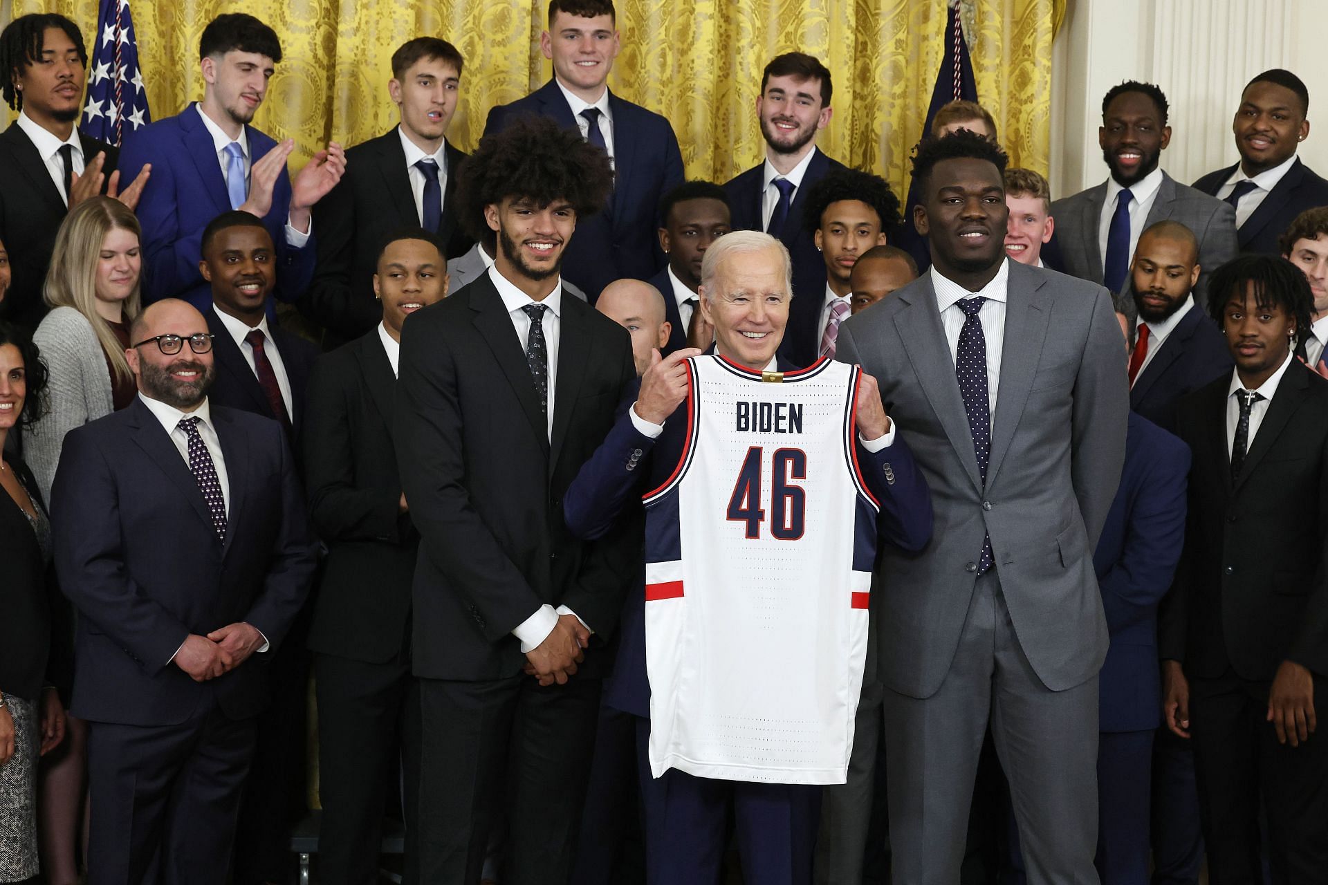 Tổng thống Joe Biden đã tiếp đón nhà vô địch NCAA Connecticut Huskies tại Nhà Trắng.