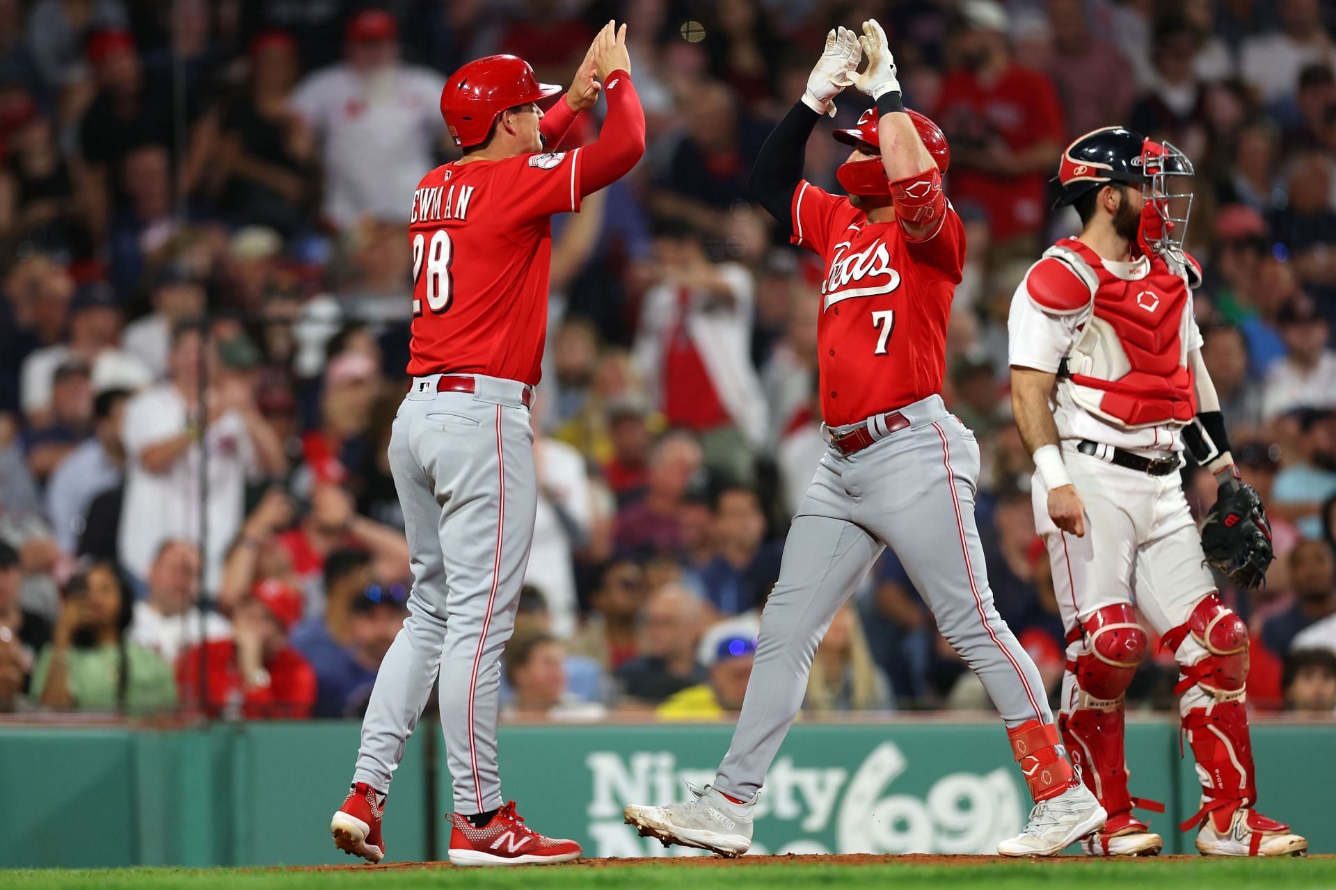 Cincinnati Reds fans celebrate first series win over Red Sox since 1975