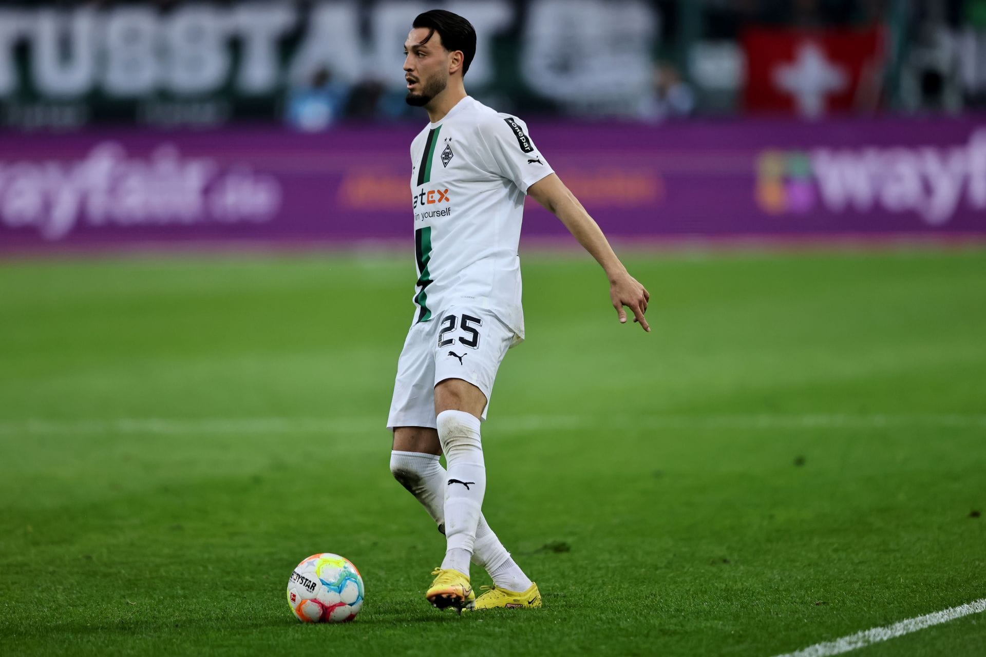 Pemain Borussia Mönchengladbach, Ramy Bensebaini saat berlaga melawan FC Union Berlin di Liga Jerman, Bundesliga.