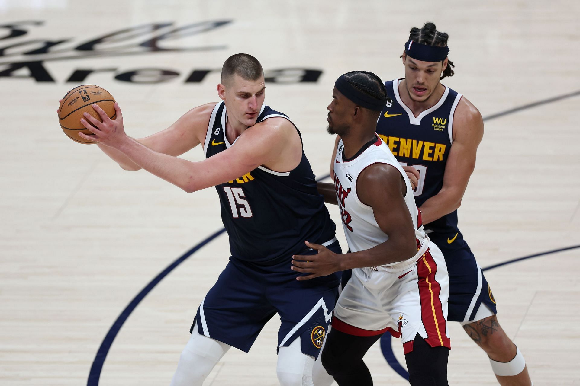 Denver có thành tích không tốt trên đường trong mùa giải 2022-23 (Ảnh qua Getty Images)