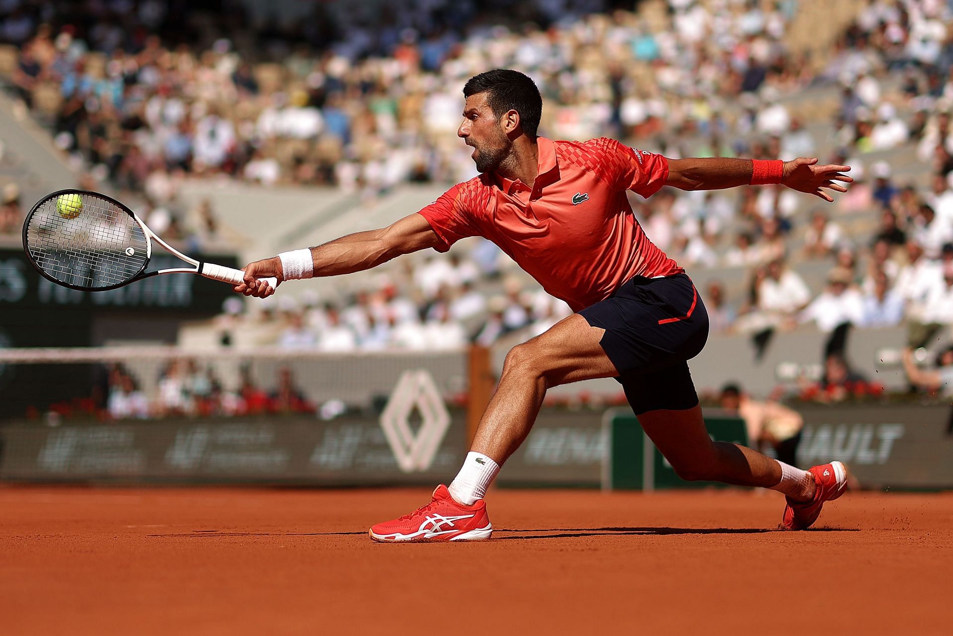 Novak Djokovic trên sân Philippe-Chatrier.
