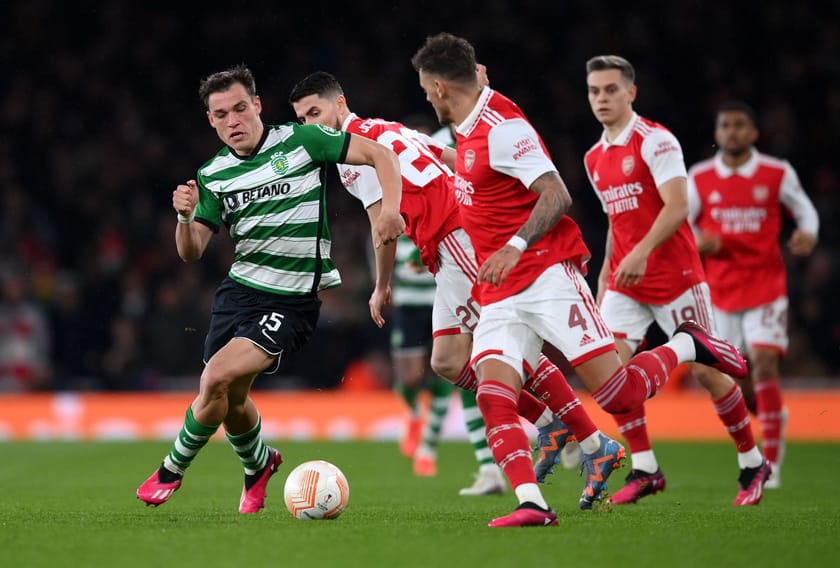 Gelandang bertahan Sporting Lisbon, Manuel Ugarte saat menghadapi para pemain Arsenal pada leg kedua babak 16 besar  Piala Europa.
