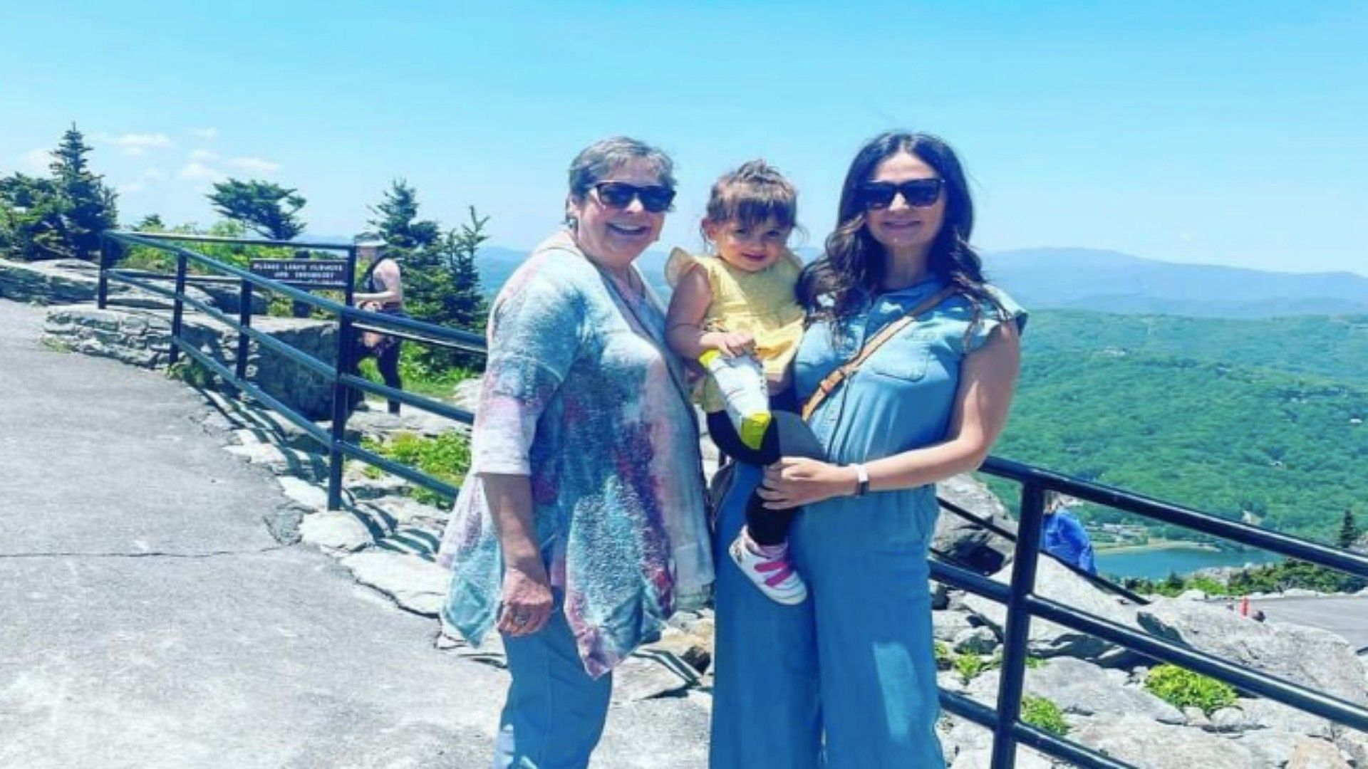 Barbara Rumpel (L) standing beside her grandchild and daughter (Image via Marge/Twitter)