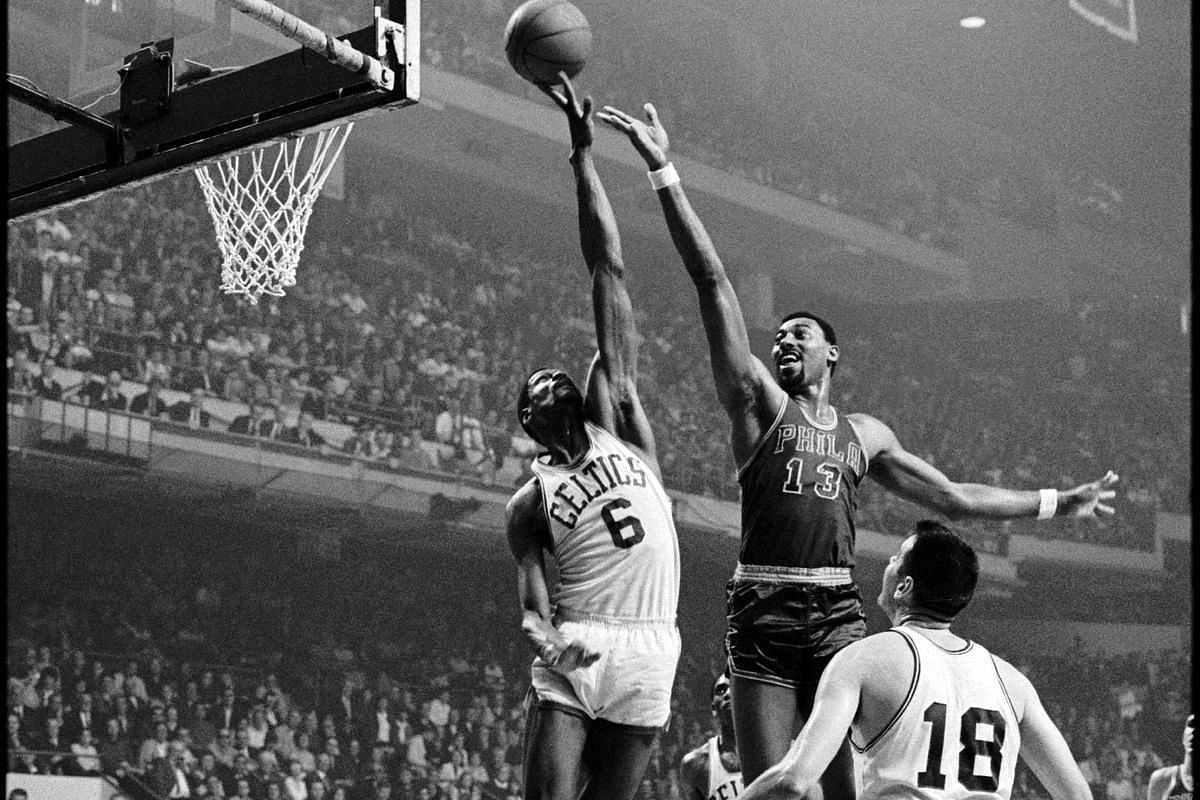 Bill Russell chặn Wilt Chamberlain.
