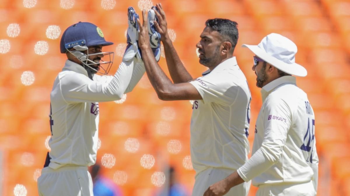 R Ashwin lideró la carga con el balón