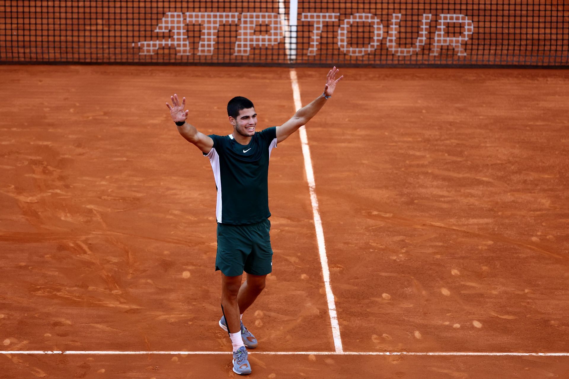 Carlos Alcaraz đánh bại Novak Djokovic tại Madrid Open 2022.