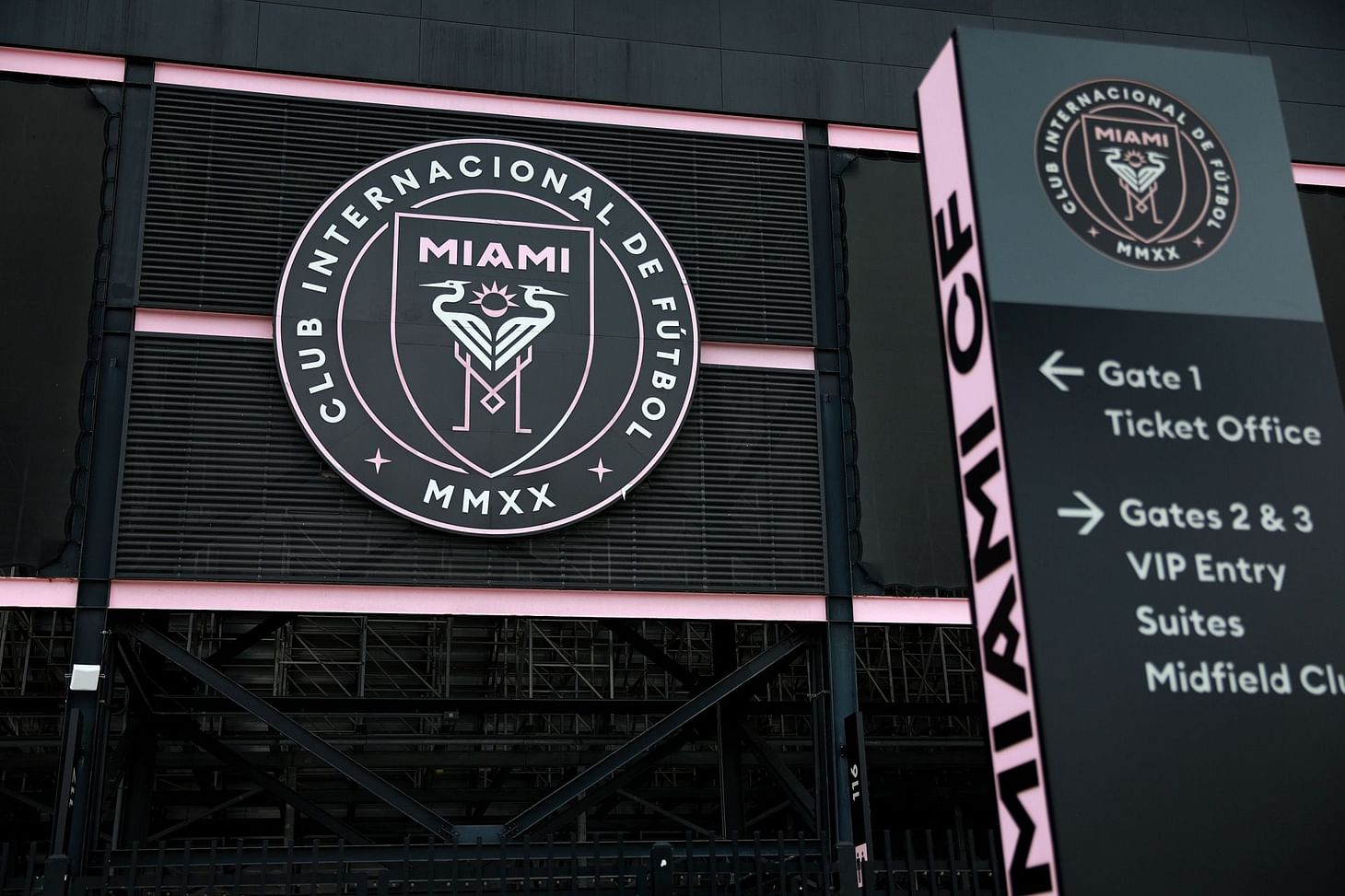 Logo klub Inter Miami yang menjadi tim baru Lionel Messi.