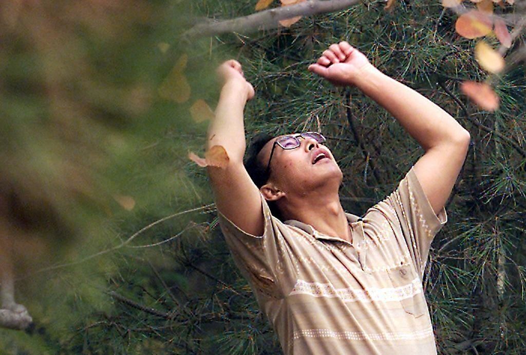 A Beijinger practices a traditional Chinese meditation and breathing exercise, or qigong(Image via Getty Images)