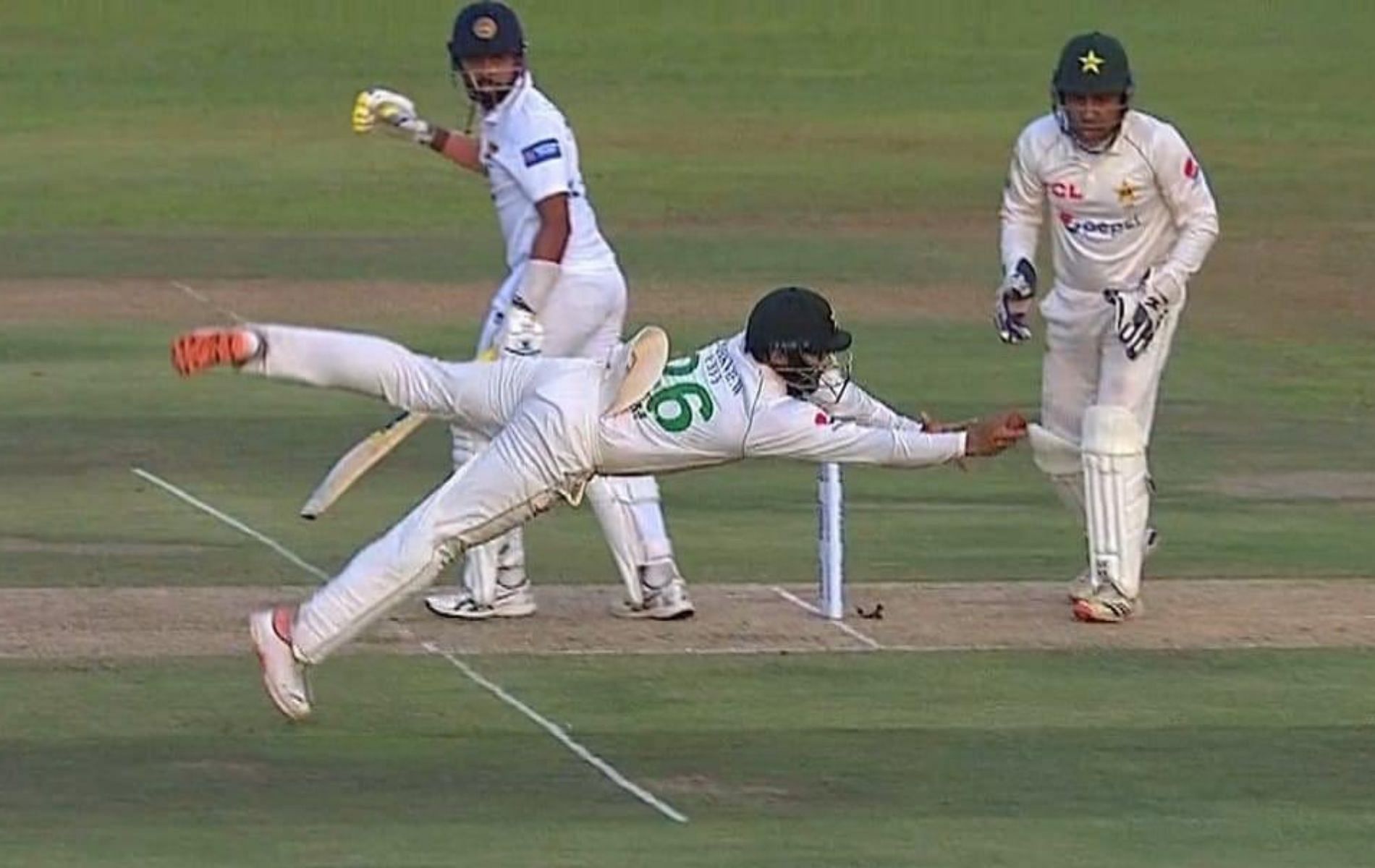 [Watch] Pakistan's Imam-ul-Haq plucks one-handed blinder at short leg in 1st Test vs Sri Lanka