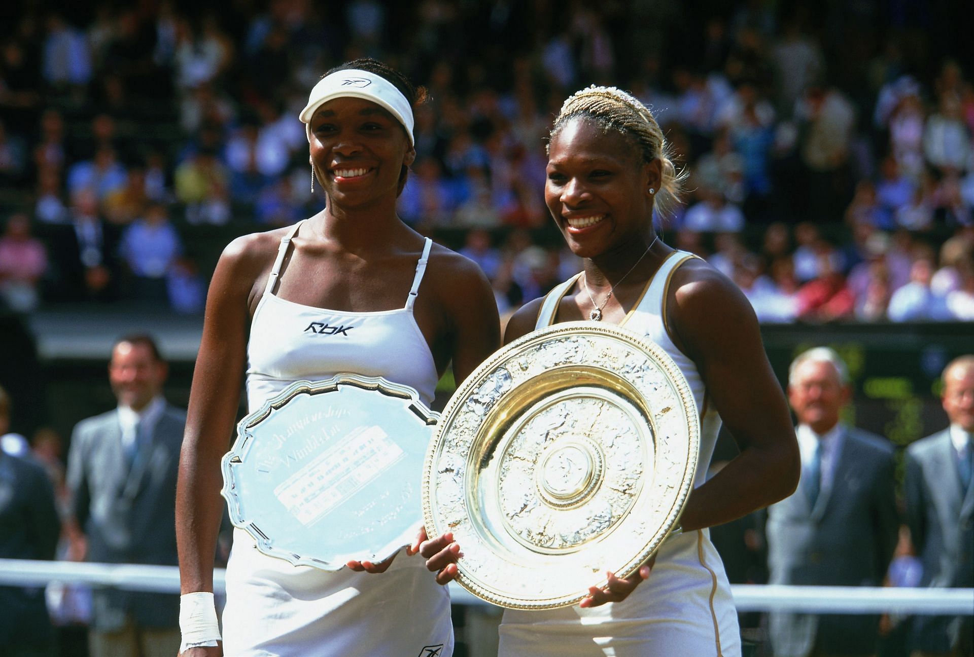 Nhà vô địch Wimbledon nữ Serena Williams (phải) của Hoa Kỳ chụp ảnh với chiếc cúp cùng với á quân và em gái Venus Williams của Hoa Kỳ