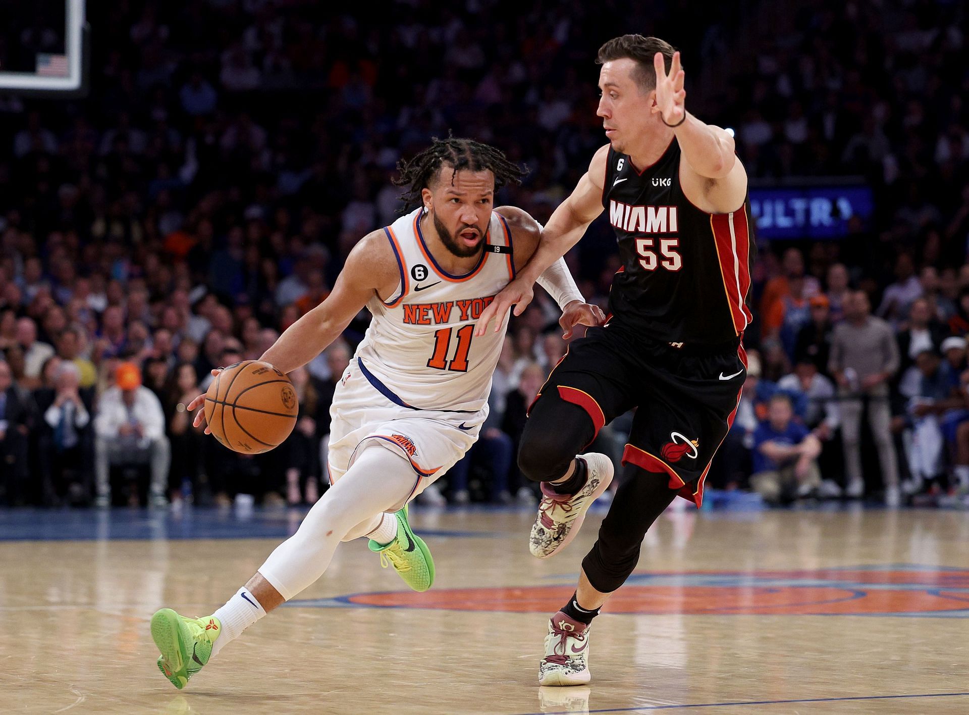 Jalen Brunson #11 của New York Knicks ghi bàn khi Duncan Robinson #55 của Miami Heat phòng thủ