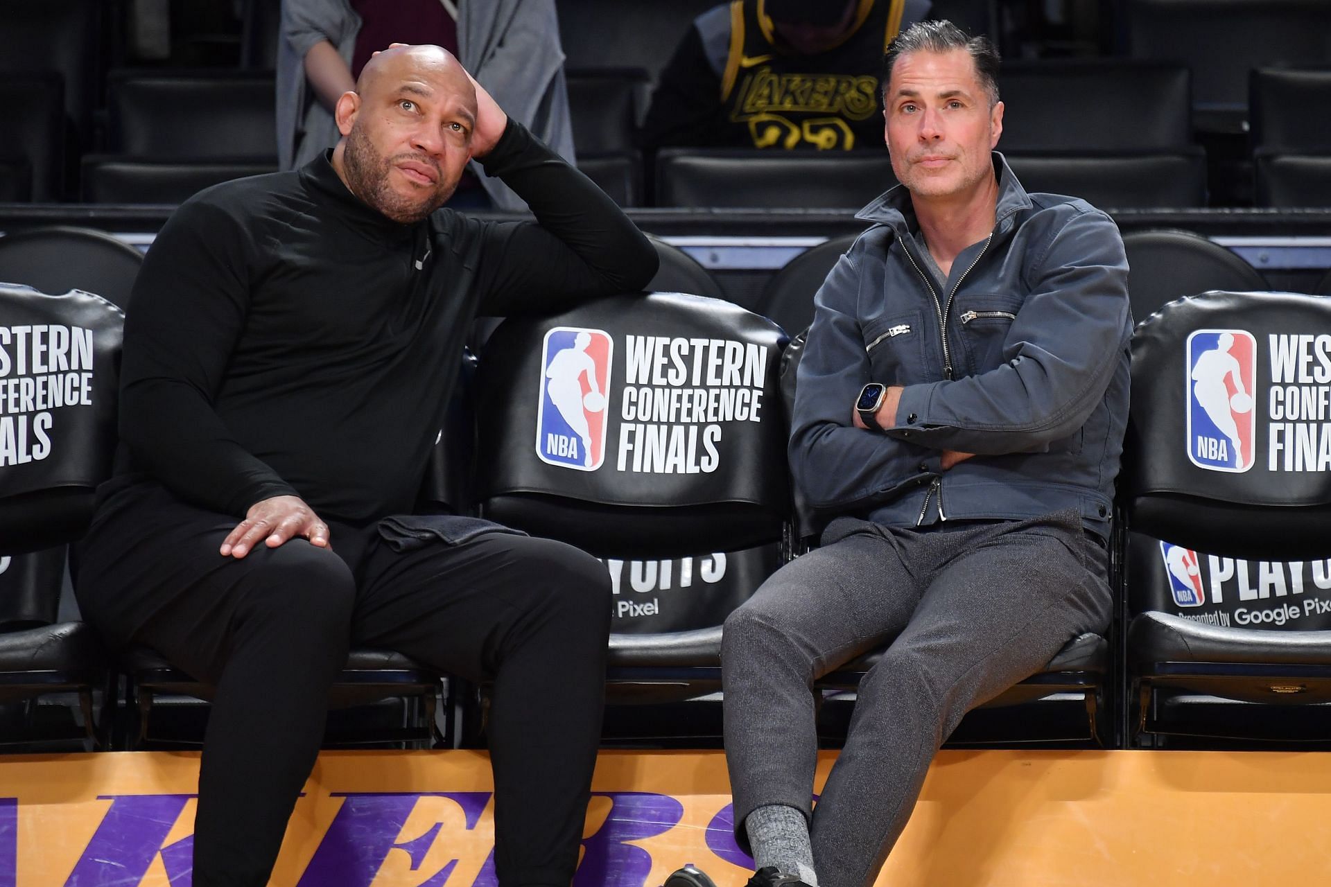 Huấn luyện viên trưởng của LA Lakers Darvin Ham và tổng giám đốc Rob Pelinka