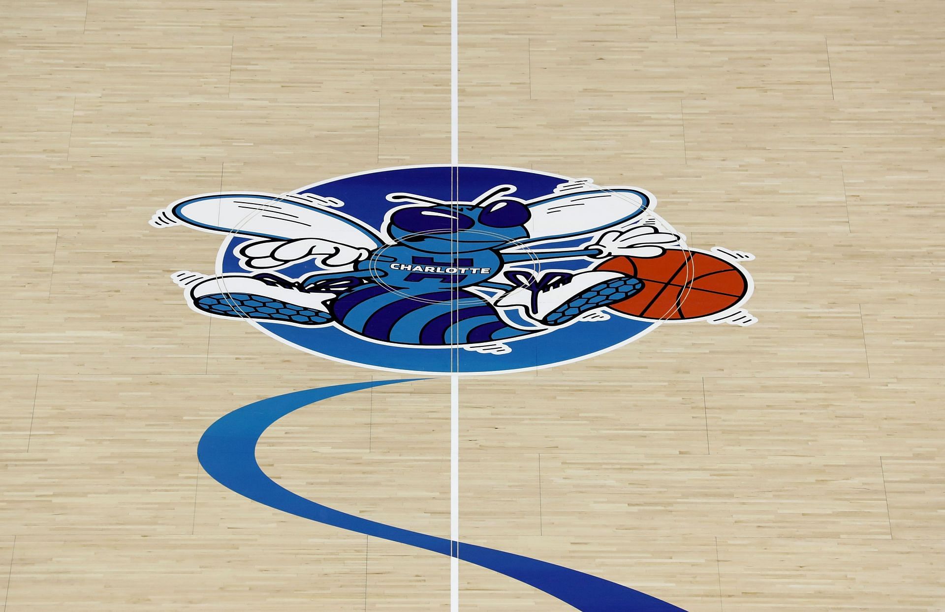 Milwaukee Bucks đấu với Charlotte Hornets