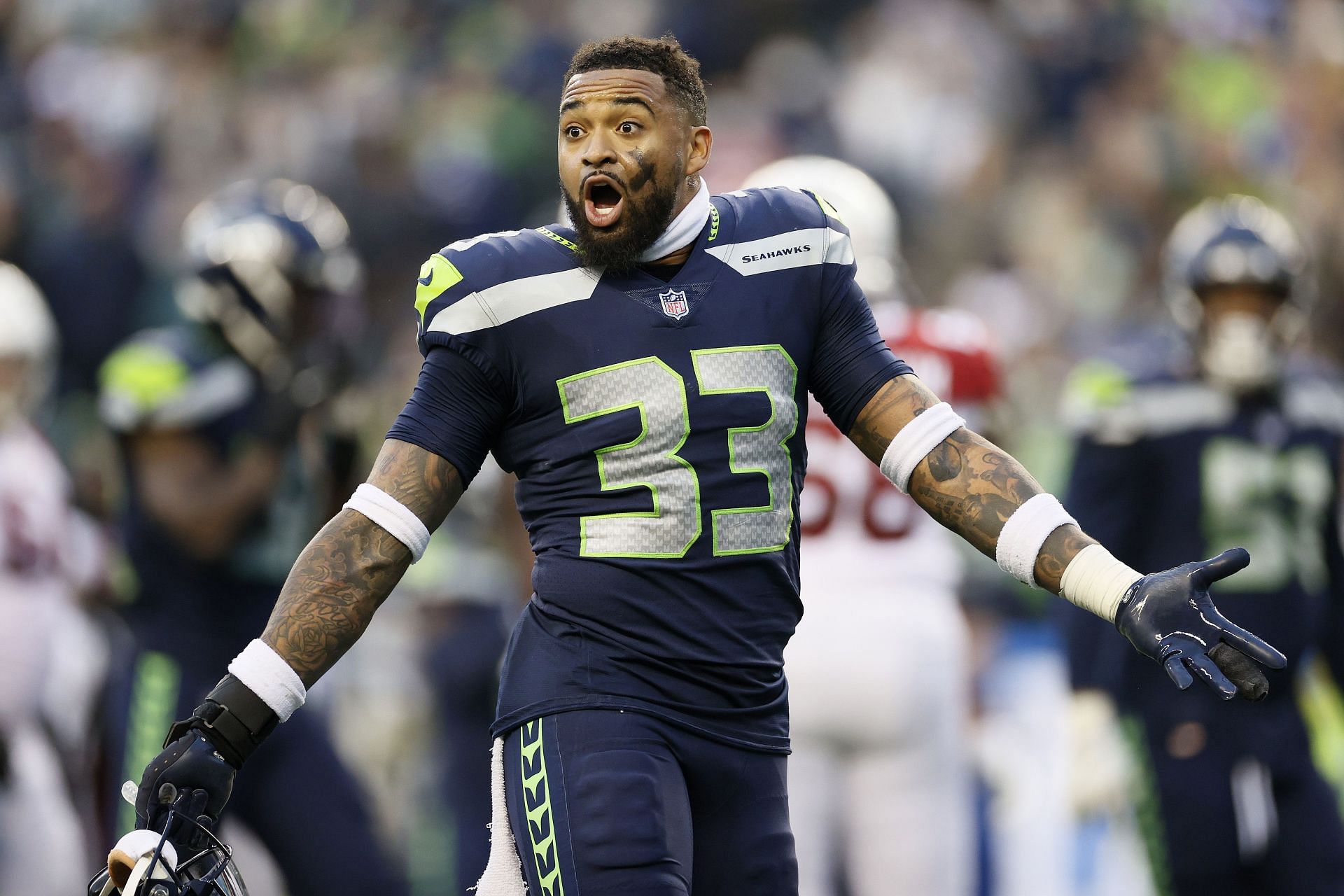 What happened to Jamal Adams? Seahawks safety goes down after taking knee to head