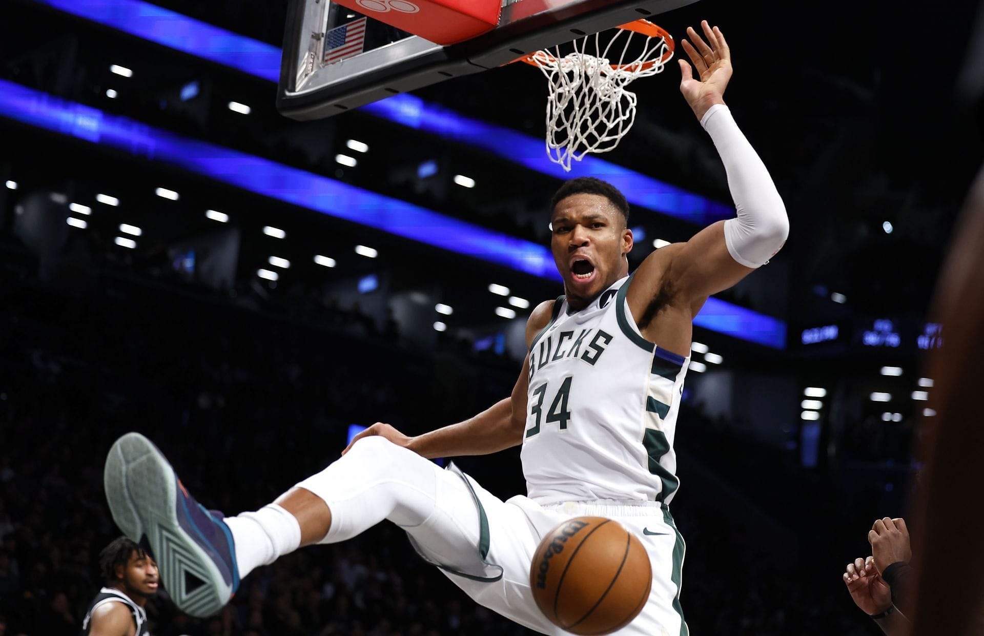 Why is Giannis Antetokounmpo not playing tonight against Toronto Raptors? Latest injury update from Milwaukee Bucks (Nov 15)