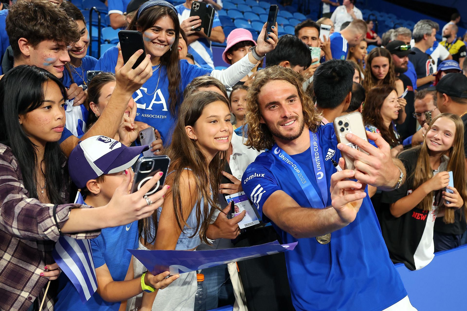 Watch: Stefanos Tsitsipas meets with NGO beneficiaries in Acapulco; signs t-shirts after promising to donate for every ace he scores at the event