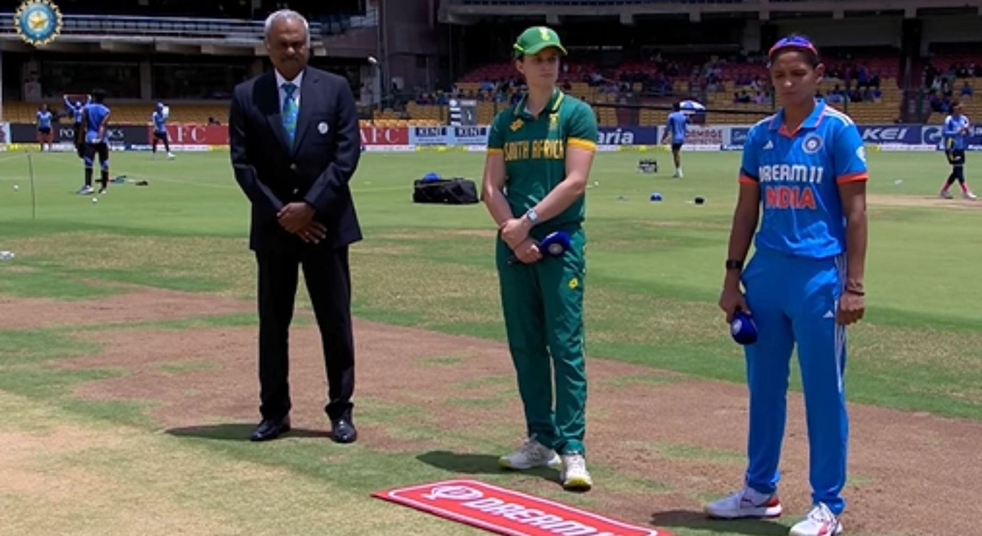 [Watch] Match referee asks for a second toss after Laura Wolvaardt's call gets drowned in crowd noise in IND-W vs SA-W 3rd ODI