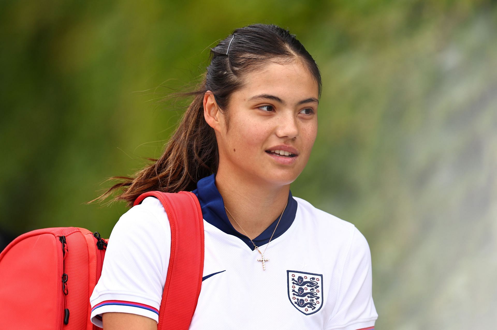 In Pictures: Emma Raducanu gets into the Euro 2024 spirit at Wimbledon, sports England jersey in practice ahead of RO16 clash against Slovakia