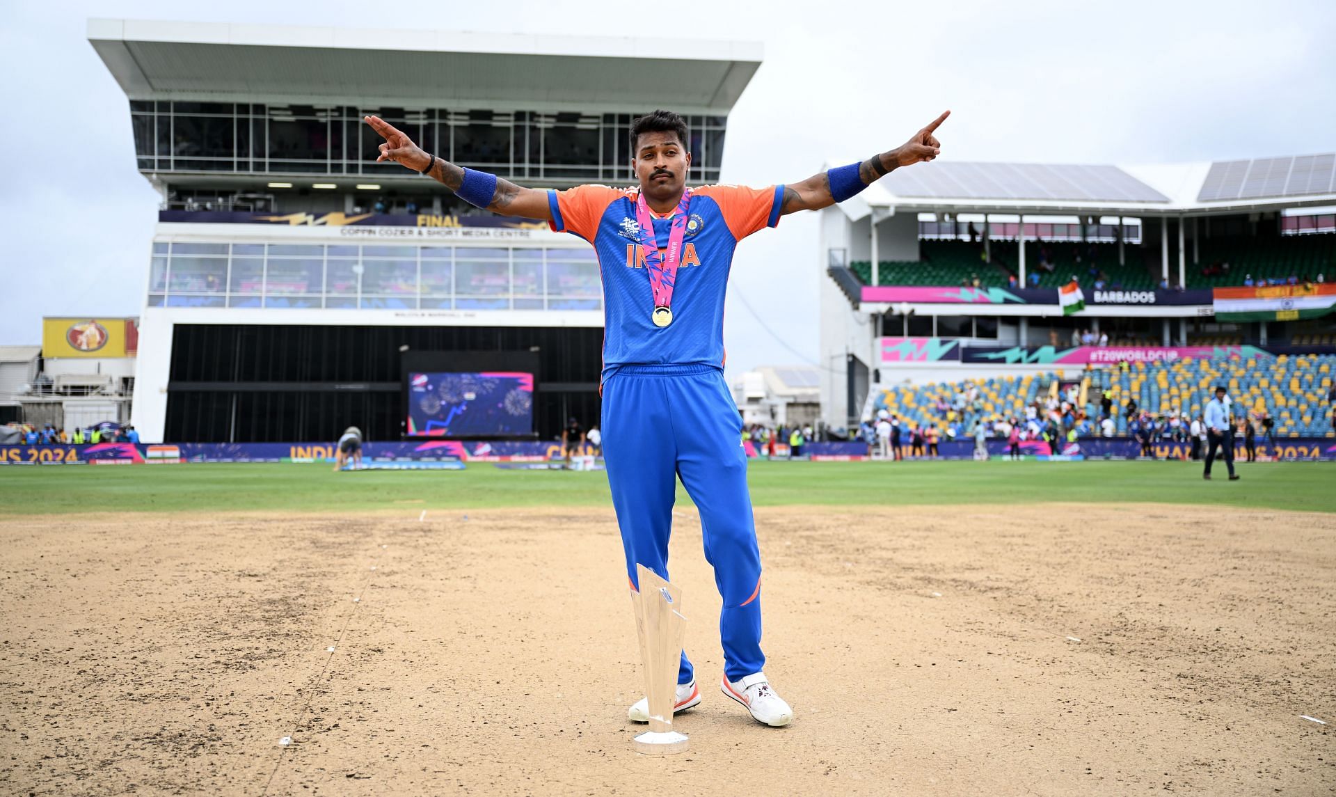 [Watch] Hardik Pandya nonchalantly takes a 'one-handed catch' during T20 World Cup victory parade in Vadodara