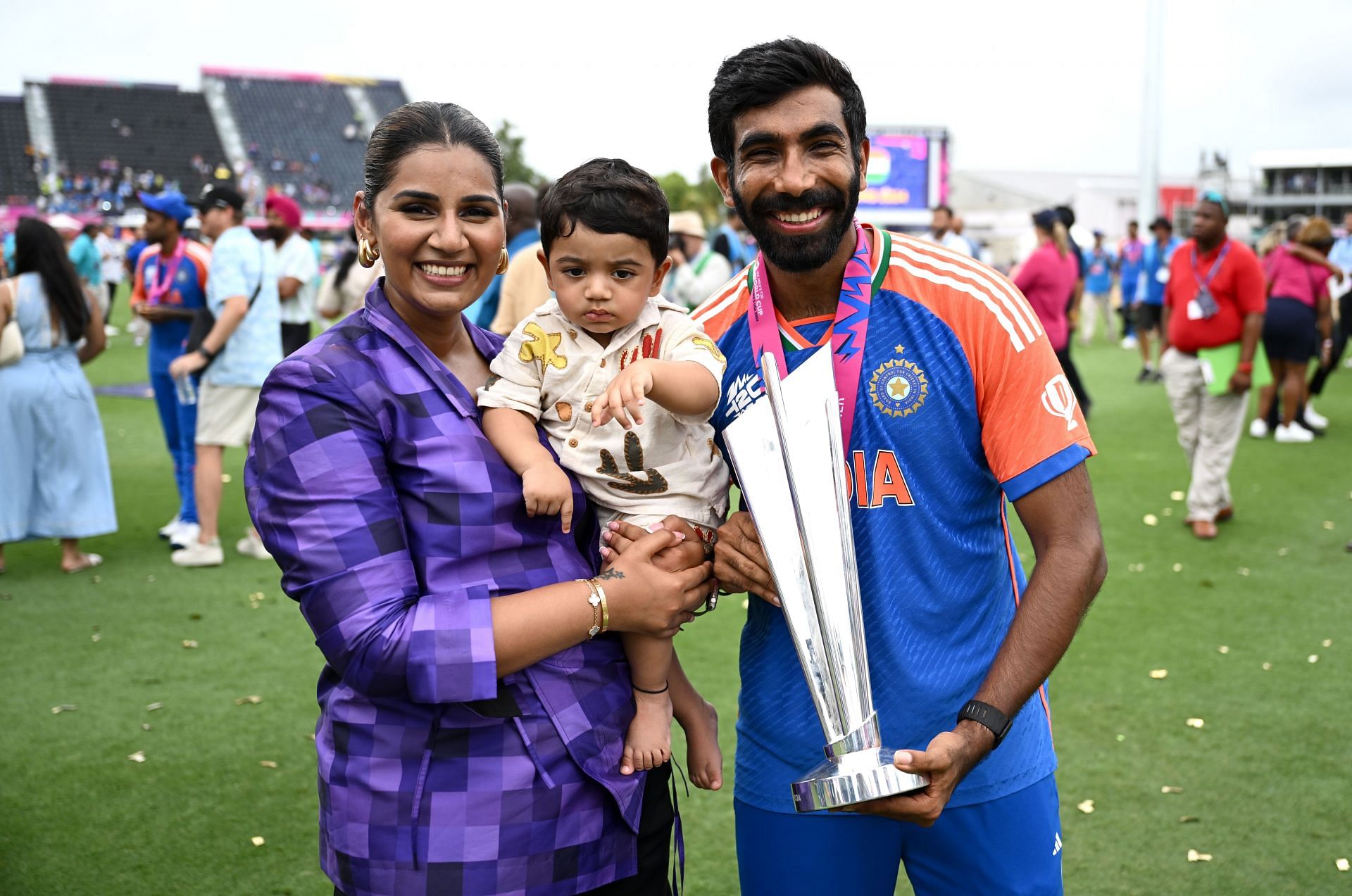 [Watch] Jasprit Bumrah poses with his wife Sanjana Ganesan in a stylish avatar at Anant Ambani and Radhika Merchant's wedding ceremony