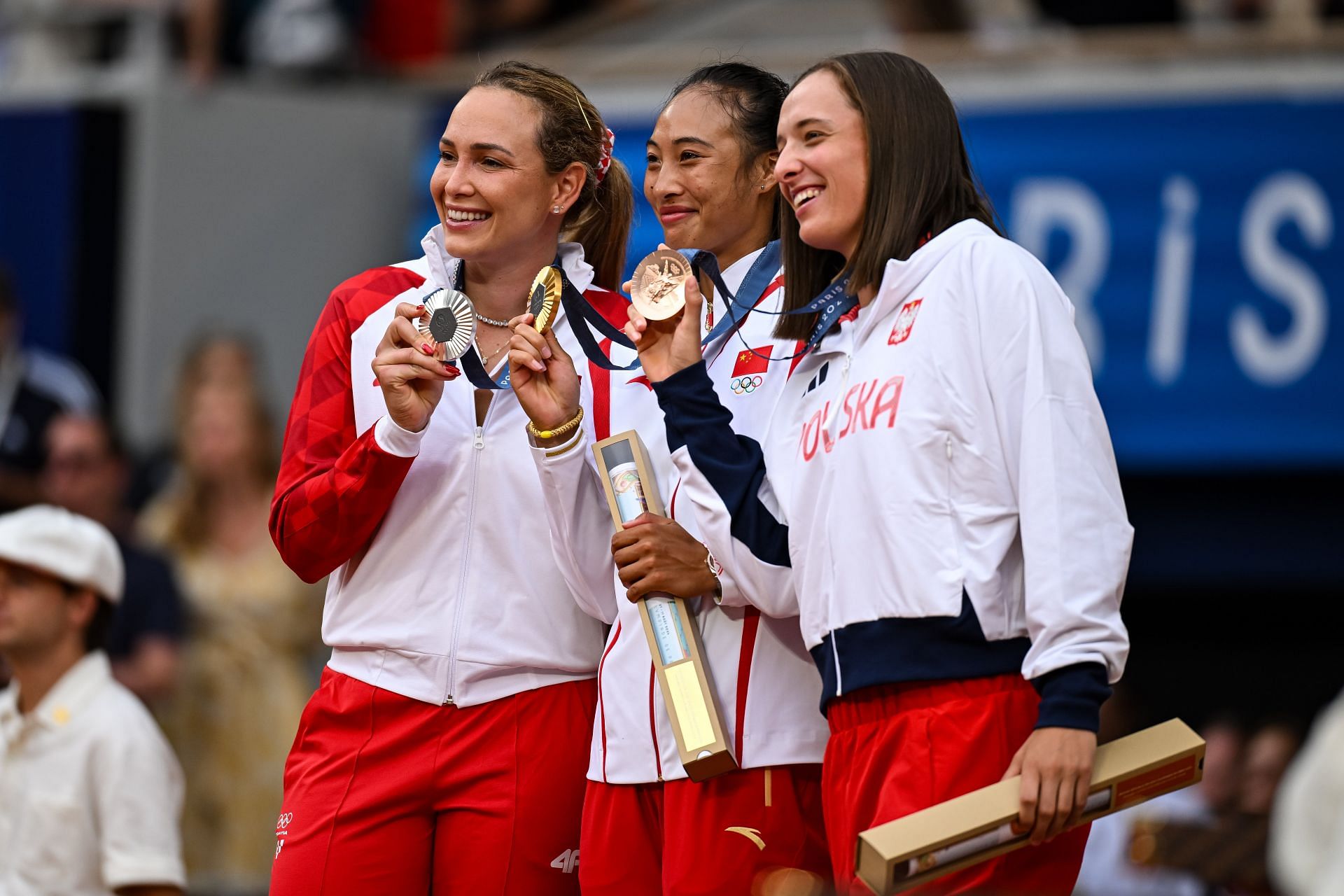 WATCH: Paris Olympics medalists Zheng Qinwen, Donna Vekic & Iga Swiatek come together on podium for adorable victory selfie