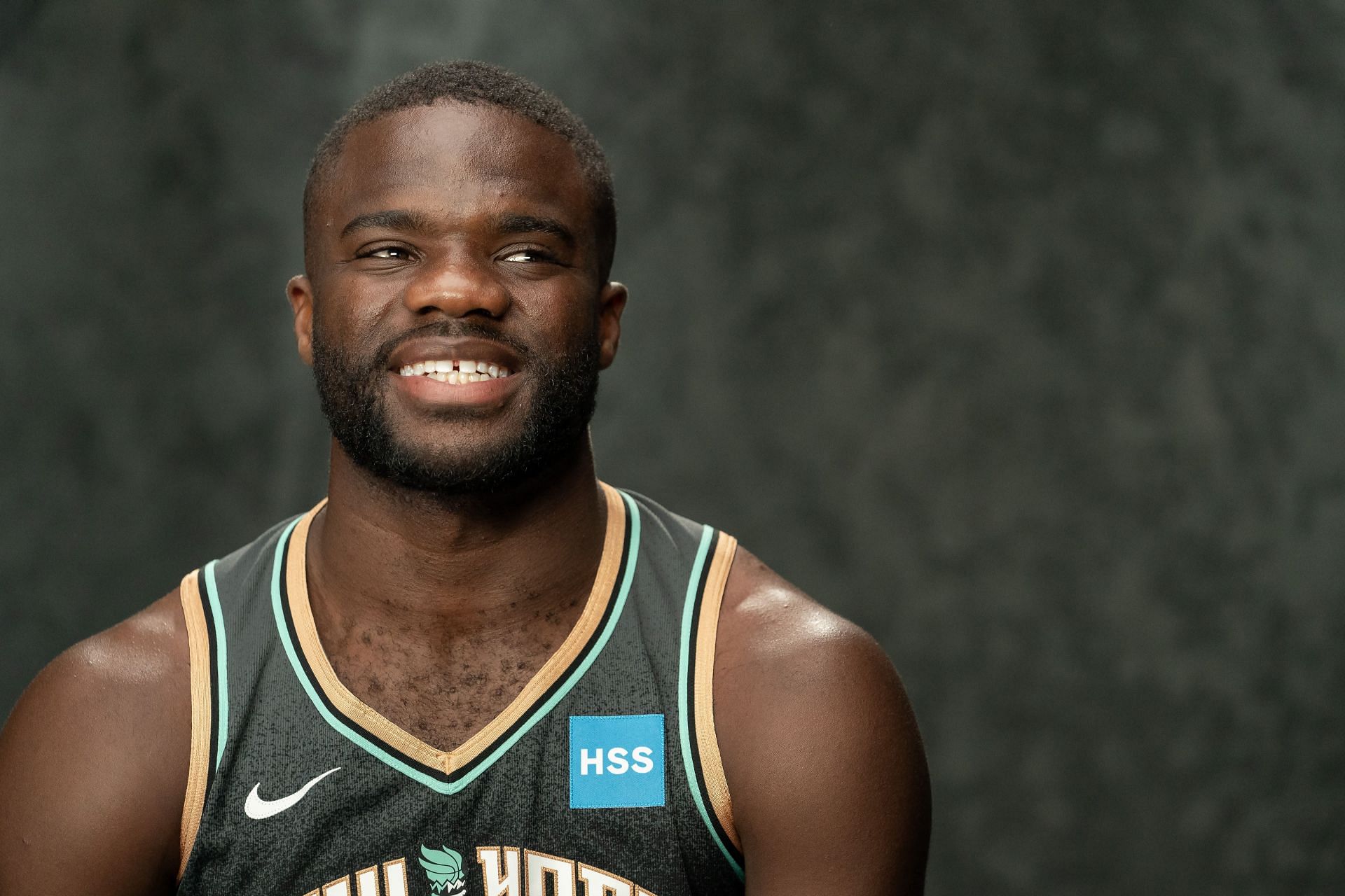 WATCH: Frances Tiafoe keeps his word to hit with a fan after his three-set battle in 3R at Citi Open