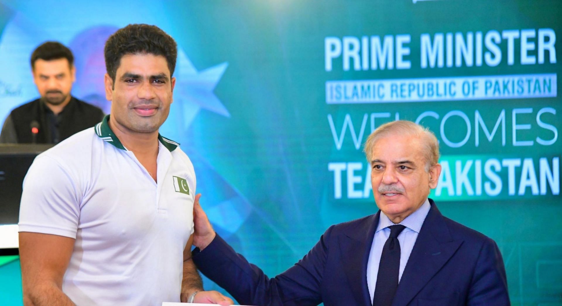 “This amount is so small he can’t even afford air tickets” – Danish Kaneria roasts Pakistan PM Shehbaz Sharif for sharing a cheque with Arshad Nadeem