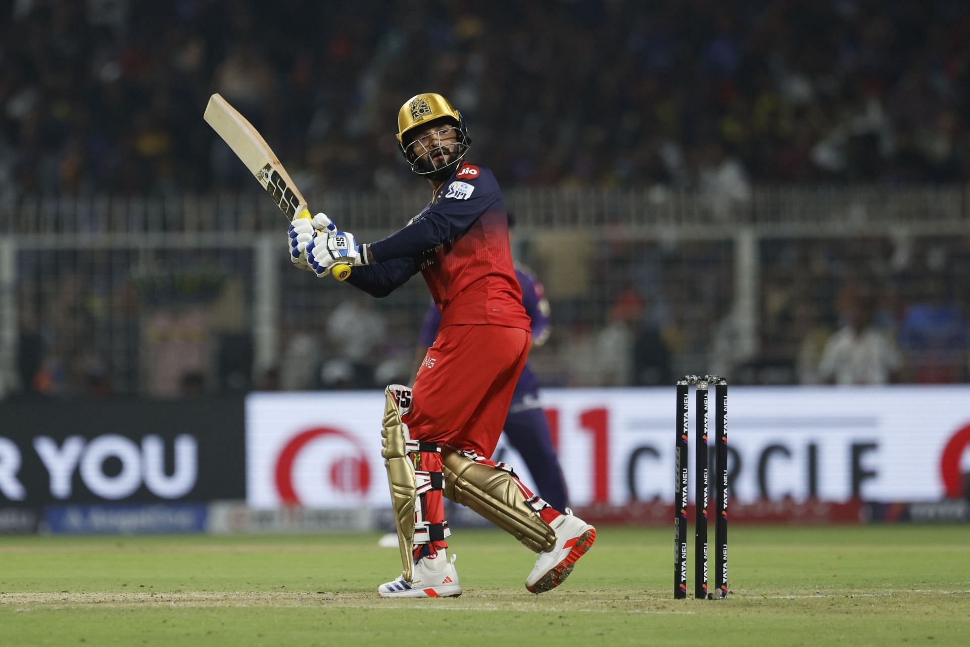 Rajat Patidar smashes a 6 off his counterpart Hardik Pandya to score a dazzling 25-ball 50 in MI vs RCB IPL 2025 match [Watch]