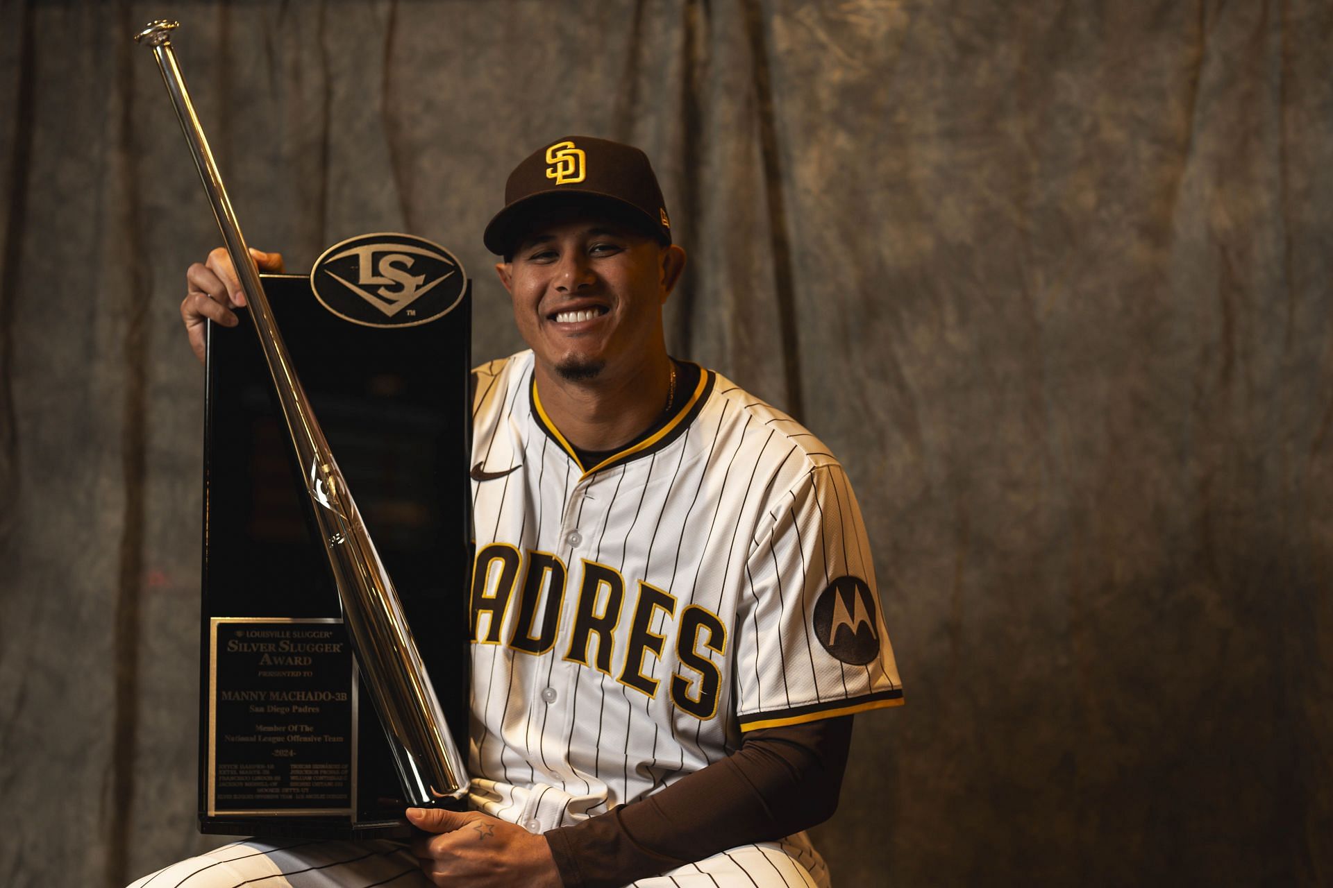 Manny Machados sister Yasmine gives 2-word reaction after the Padres star got his 2024 Silver Slugger hardware