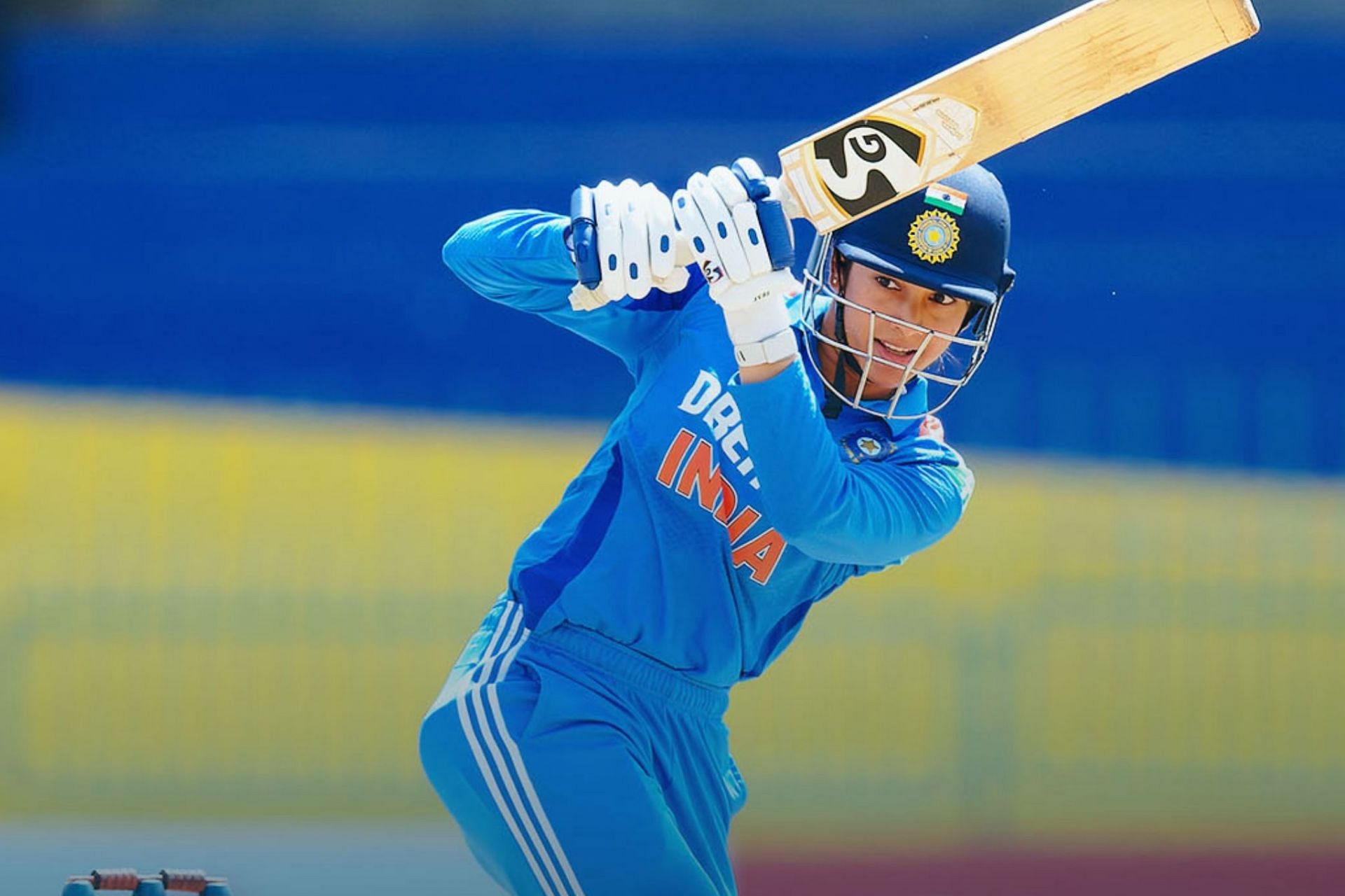 Smriti Mandhana reaches 11th ODI hundred with a third consecutive four in SL vs IND tri-series final 2025 [Watch]