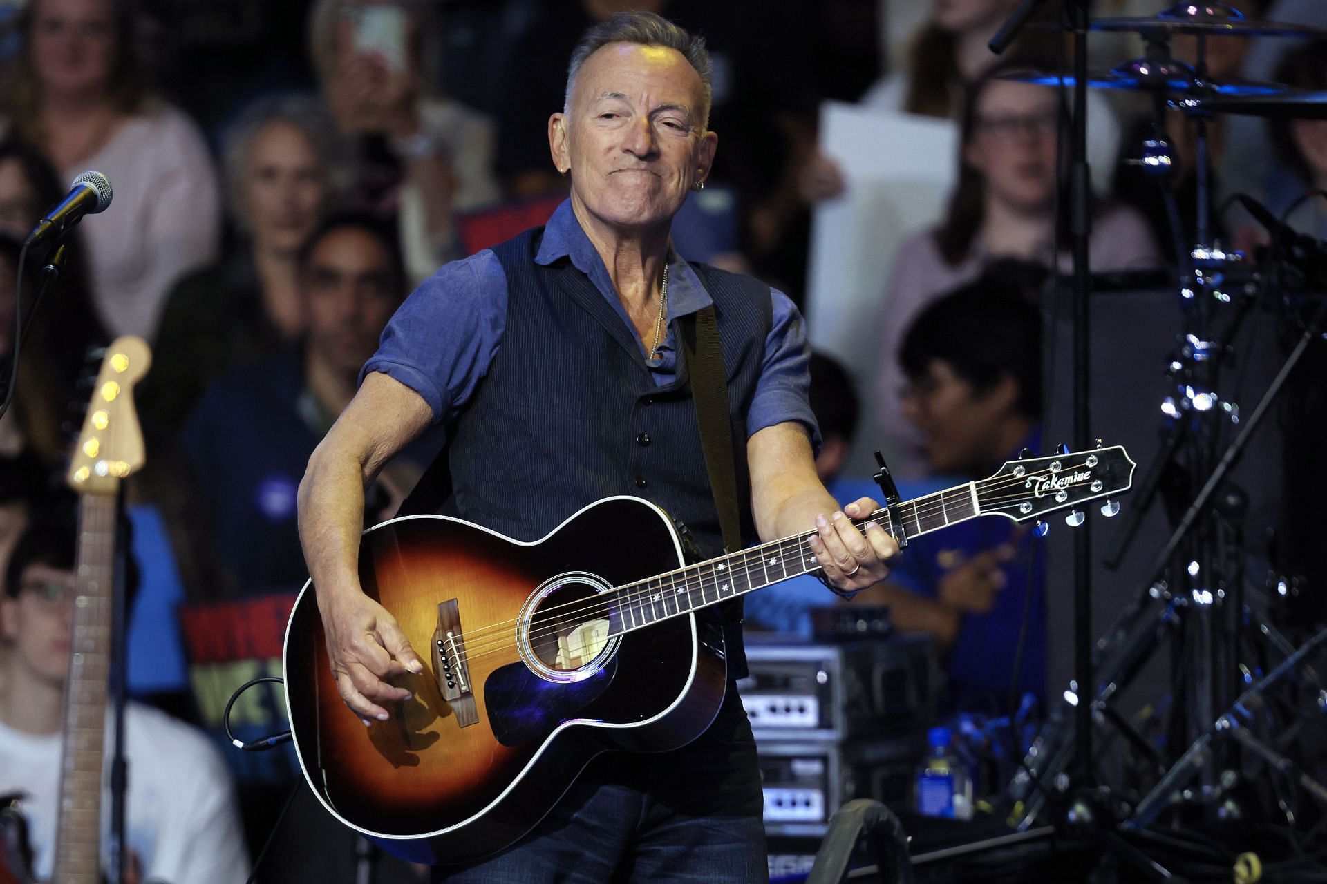 Did Bruce Springsteen and Taylor Swift perform a concert together in response to Trumps criticism? Viral claim explored