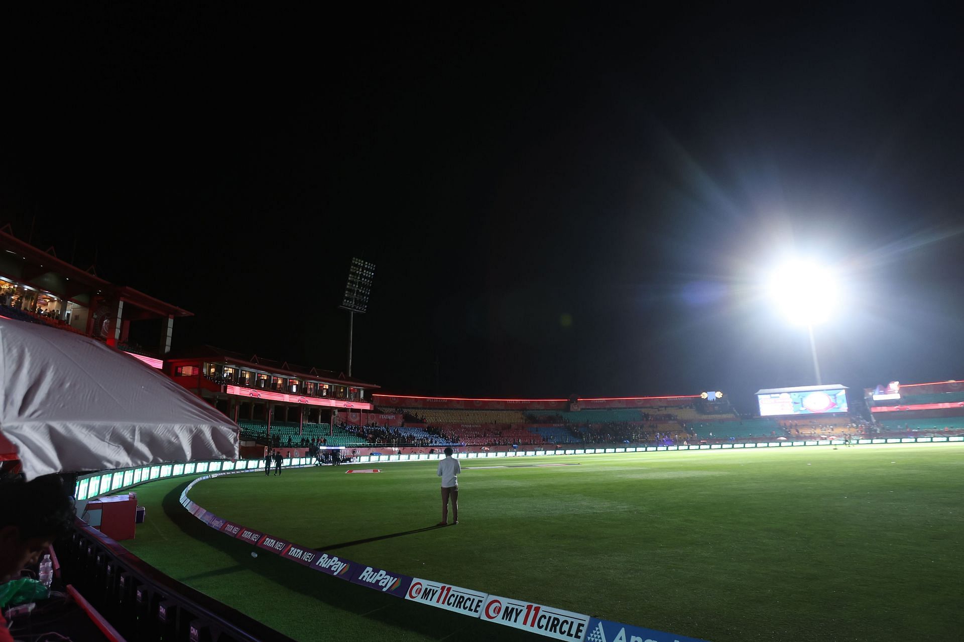 IPL chairman Arun Dhumal requests fans to evacuate HPCA Stadium in Dharamsala after floodlight failure amid PBKS vs DC 2025 clash [Watch]