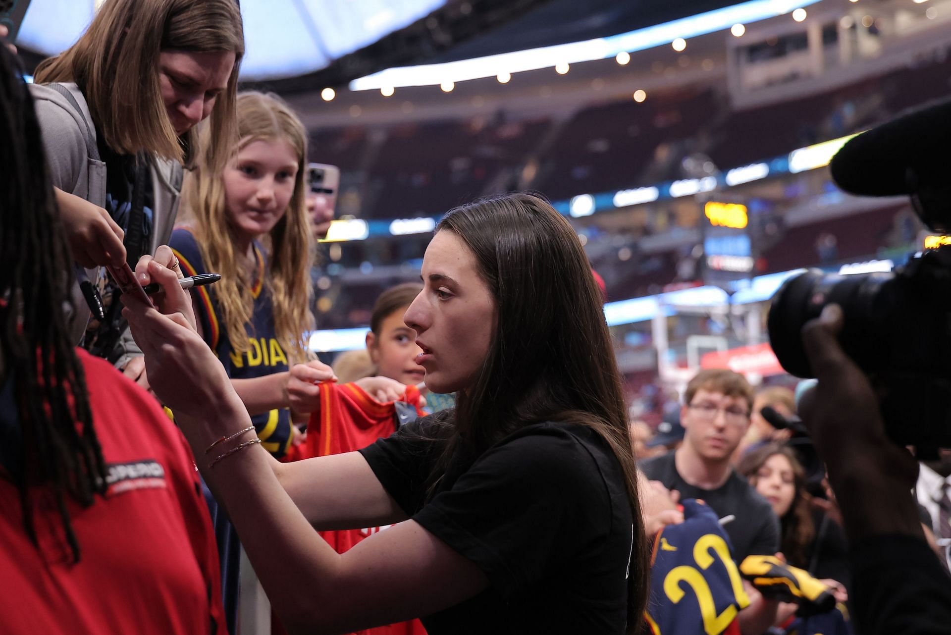 “She could smell that s**t”: Fans erupt as Caitlin Clark leaves Chicago Sky fan hanging with stone-cold snub