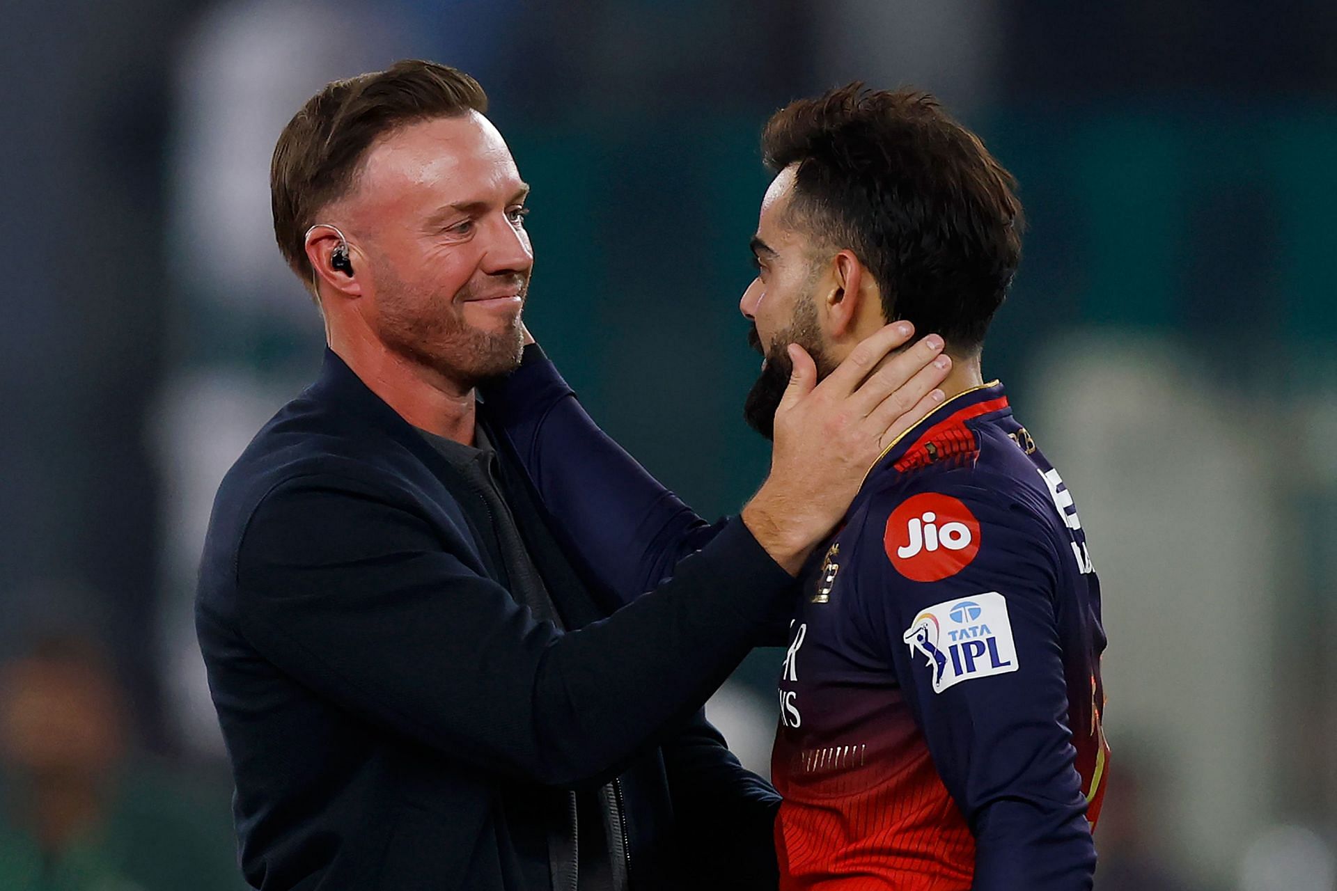 "ये 18 साल बहुत लम्बे रहे"- IPL ट्रॉफी जीतने के बाद विराट कोहली हुए इमोशनल, एबी डिविलियर्स के लिए कही ये बात 