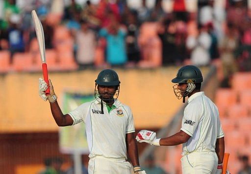 Bangladesh&#039;s No. 10 batsmen Abul Hasan (L) acknowledges the crowd after scoring a half century
