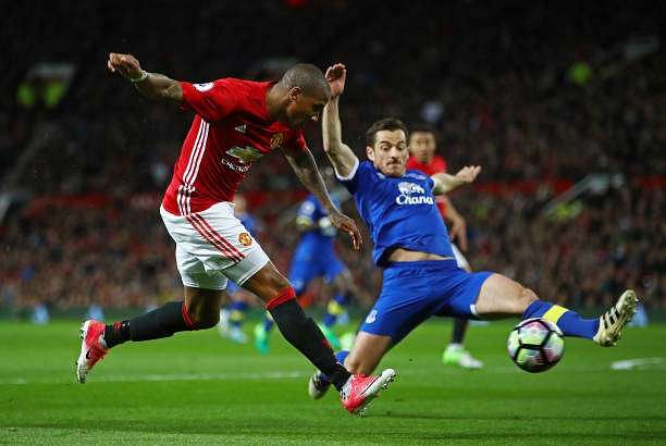 MANCHESTER, ENGLAND - APRIL 04: Ashley Young of Manchester United (L) crosses the ball whil Leighton Baines of Everton (R) attempts to block during the Premier League match between Manchester United and Everton at Old Trafford on April 4, 2017 in Manchester, England.  (Photo by Clive Brunskill/Getty Images)