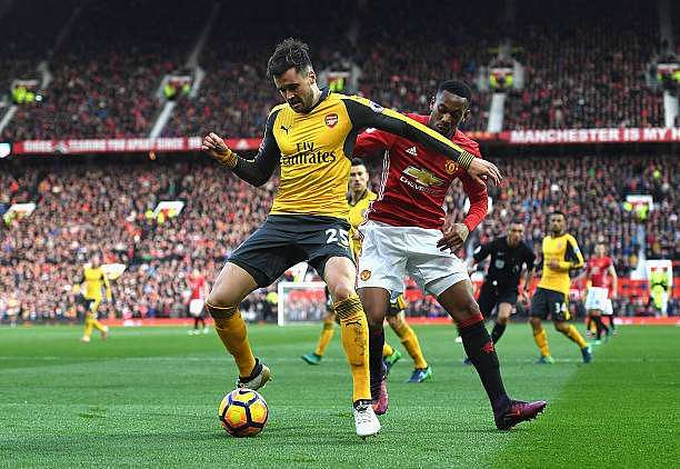 MANCHESTER, ENGLAND - NOVEMBER 19:  Carl Jenkinson of Arsenal (L) is put under pressure from Anthony Martial of Manchester United (R) during the Premier League match between Manchester United and Arsenal at Old Trafford on November 19, 2016 in Manchester, England.  (Photo by Shaun Botterill/Getty Images)
